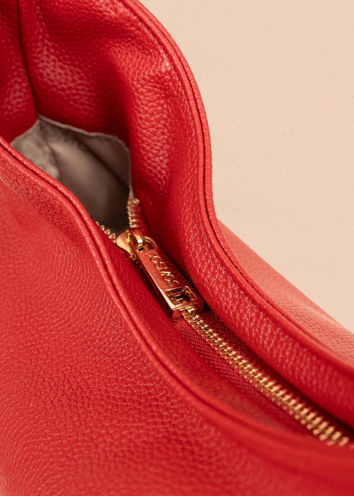 Bolso tipo shopping color rojo texturizado y silueta hobo 106335