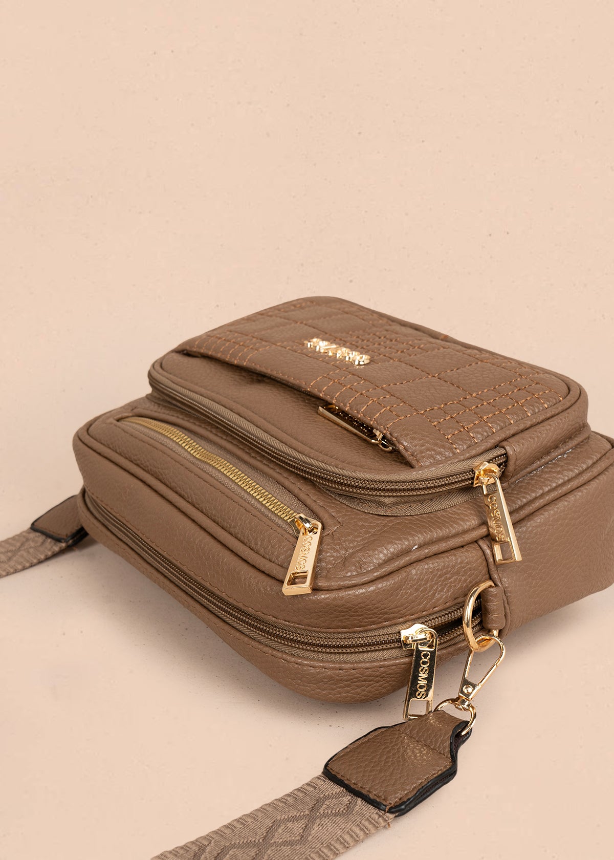 Bolso manos libres color café con doble cremallera dorada 106336