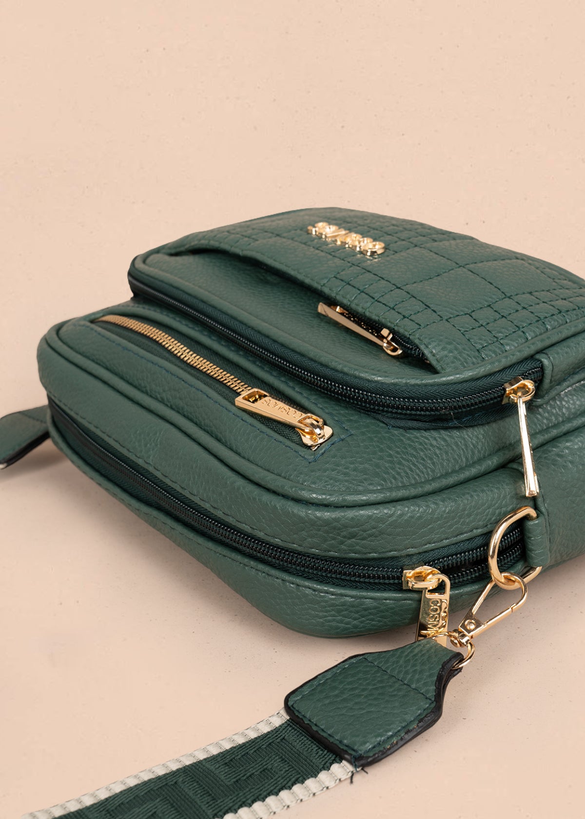 Bolso manos libres color verde con doble cremallera dorada 106336