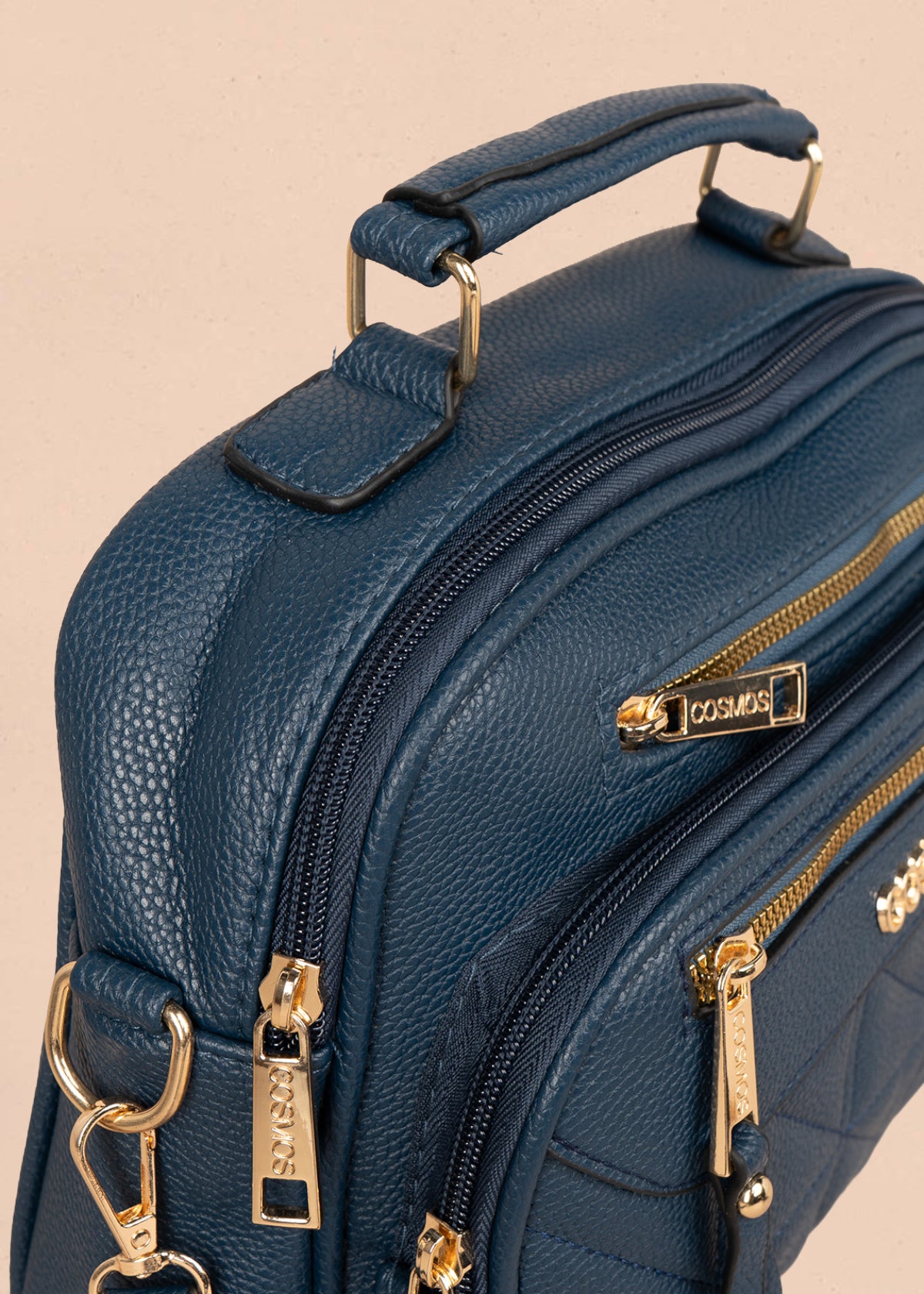 Bolso manos libres color azul con patrón acolchado 106337