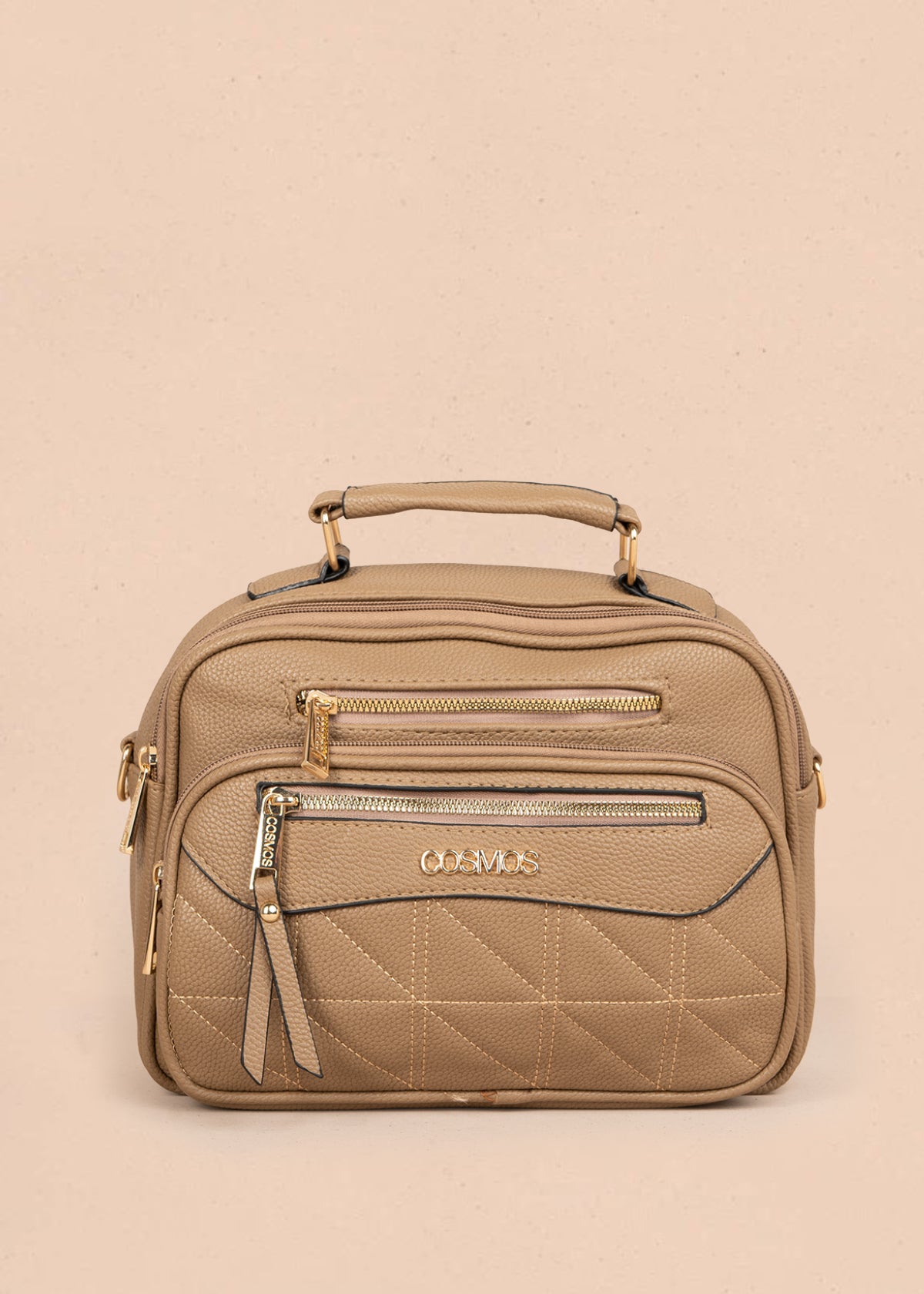 Bolso manos libres color moca con patrón acolchado 106337