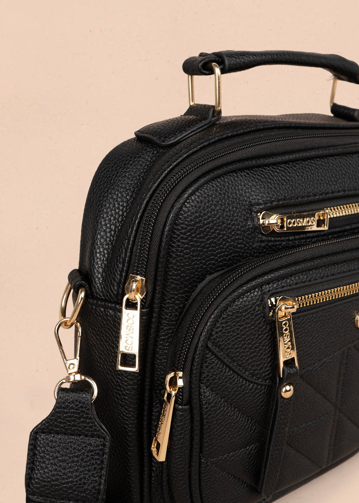 Bolso manos libres color negro con patrón acolchado 106337