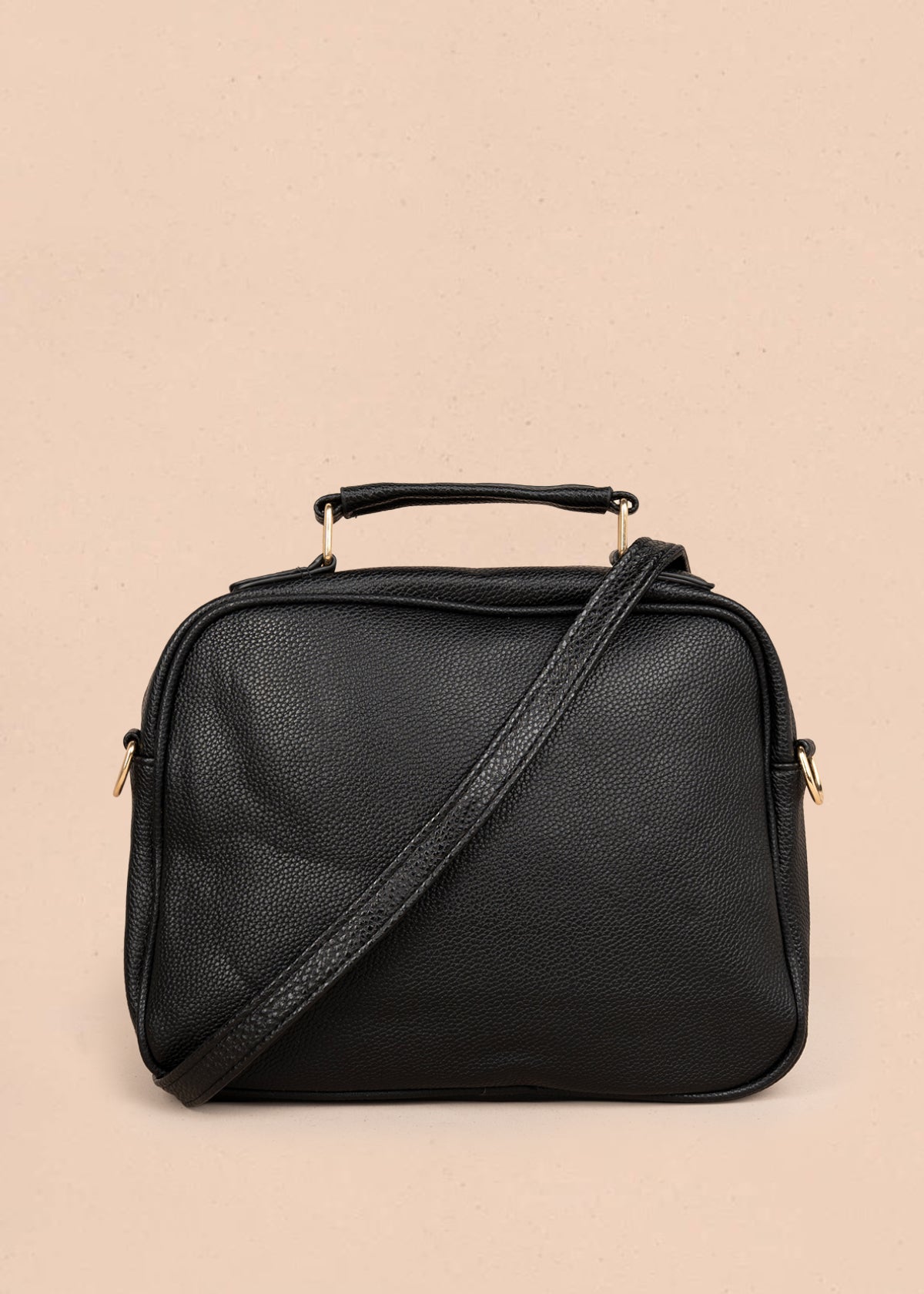 Bolso manos libres color negro con patrón acolchado 106337