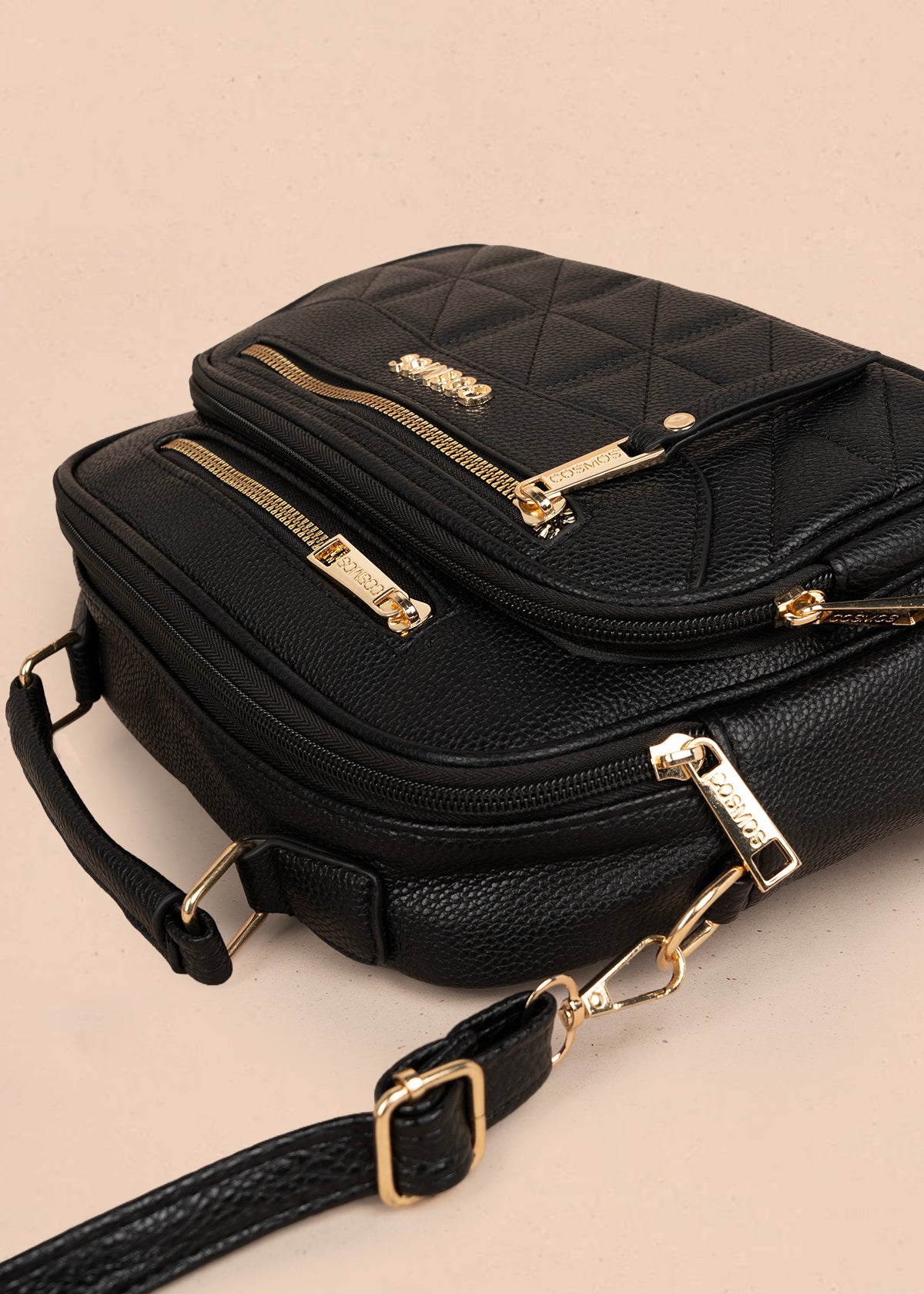 Bolso manos libres color negro con patrón acolchado 106337