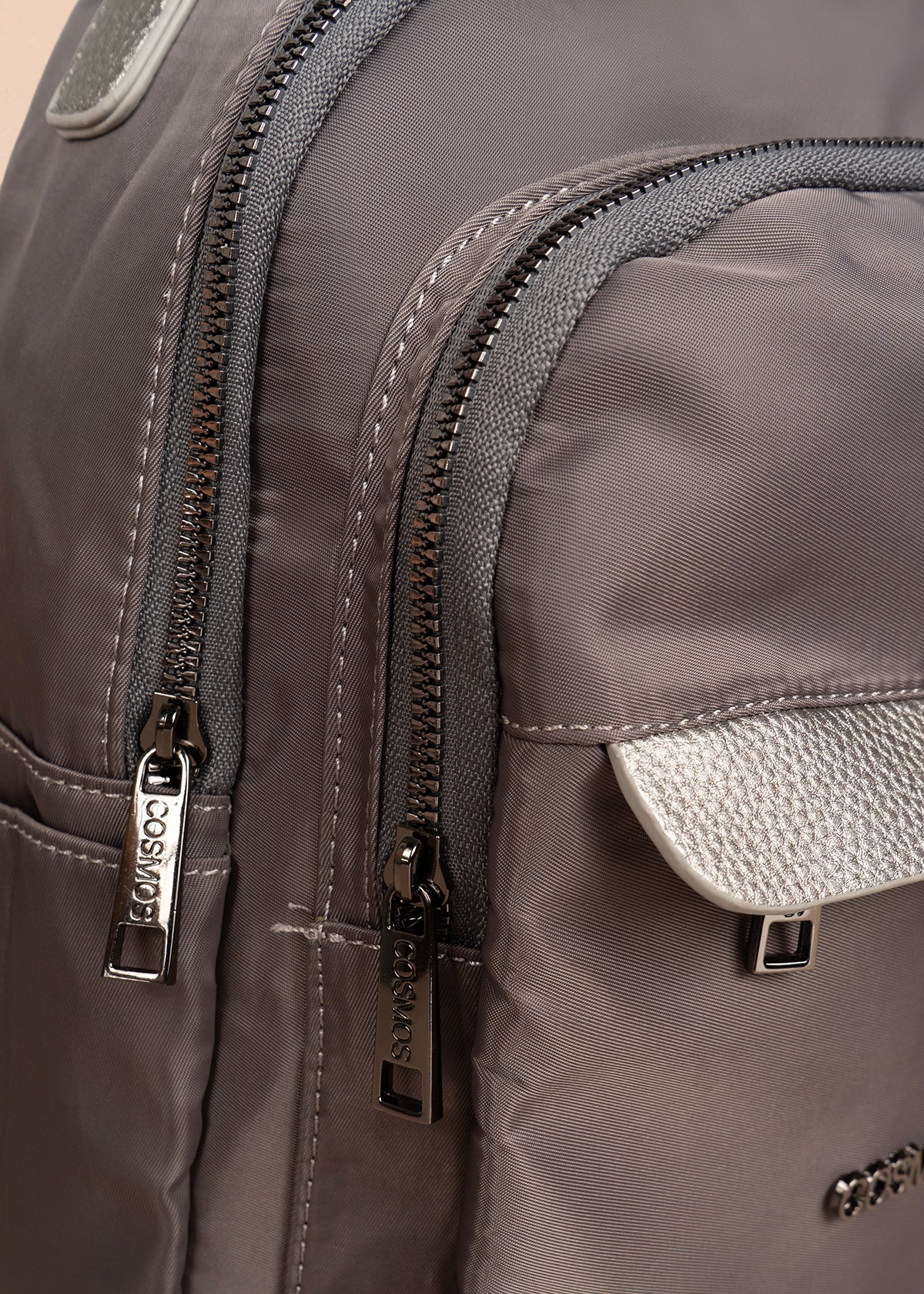 Morral color gris con bolsillos frontales y acabado liso 106338