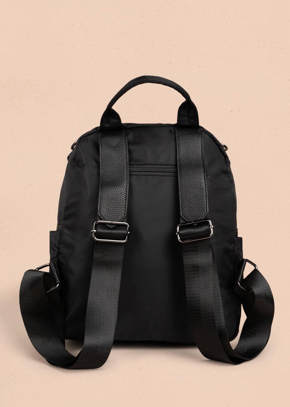 Morral color negro con bolsillos frontales y acabado liso 106338