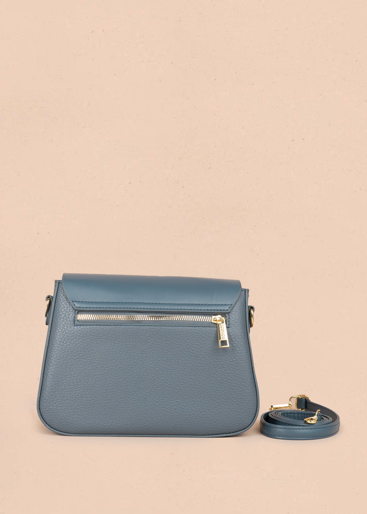 Bolso manos libres color azul con solapa lisa y pañoleta decorativa 106345