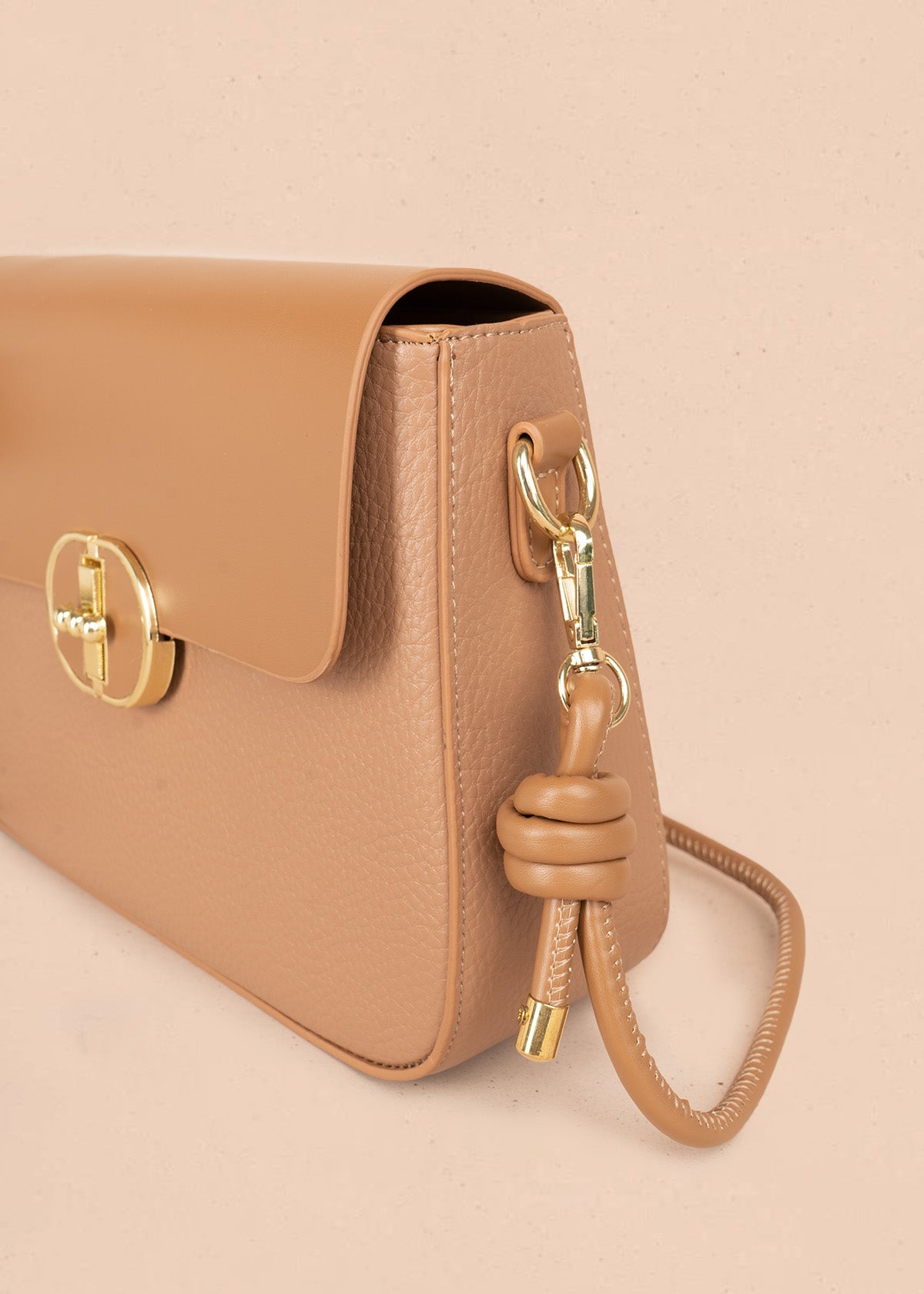 Bolso manos libres color miel con solapa lisa y pañoleta decorativa 106345