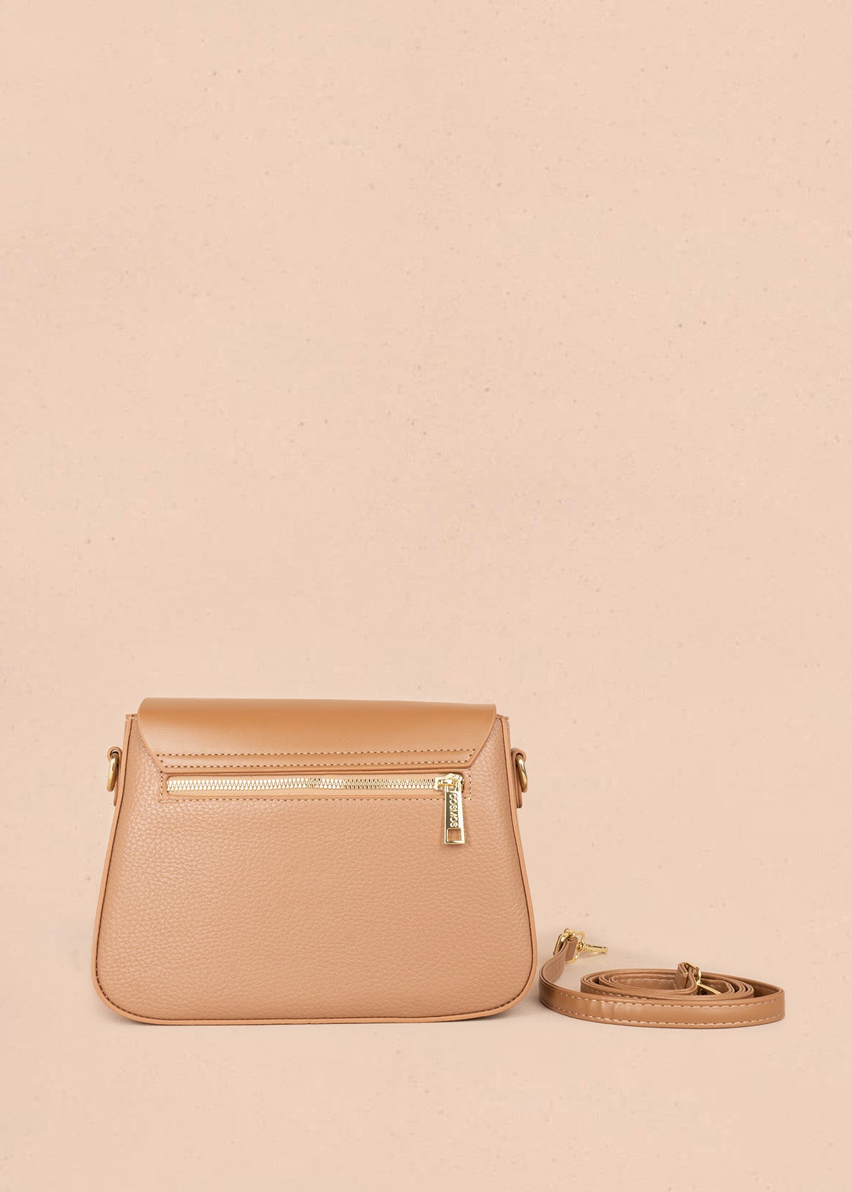 Bolso manos libres color miel con solapa lisa y pañoleta decorativa 106345