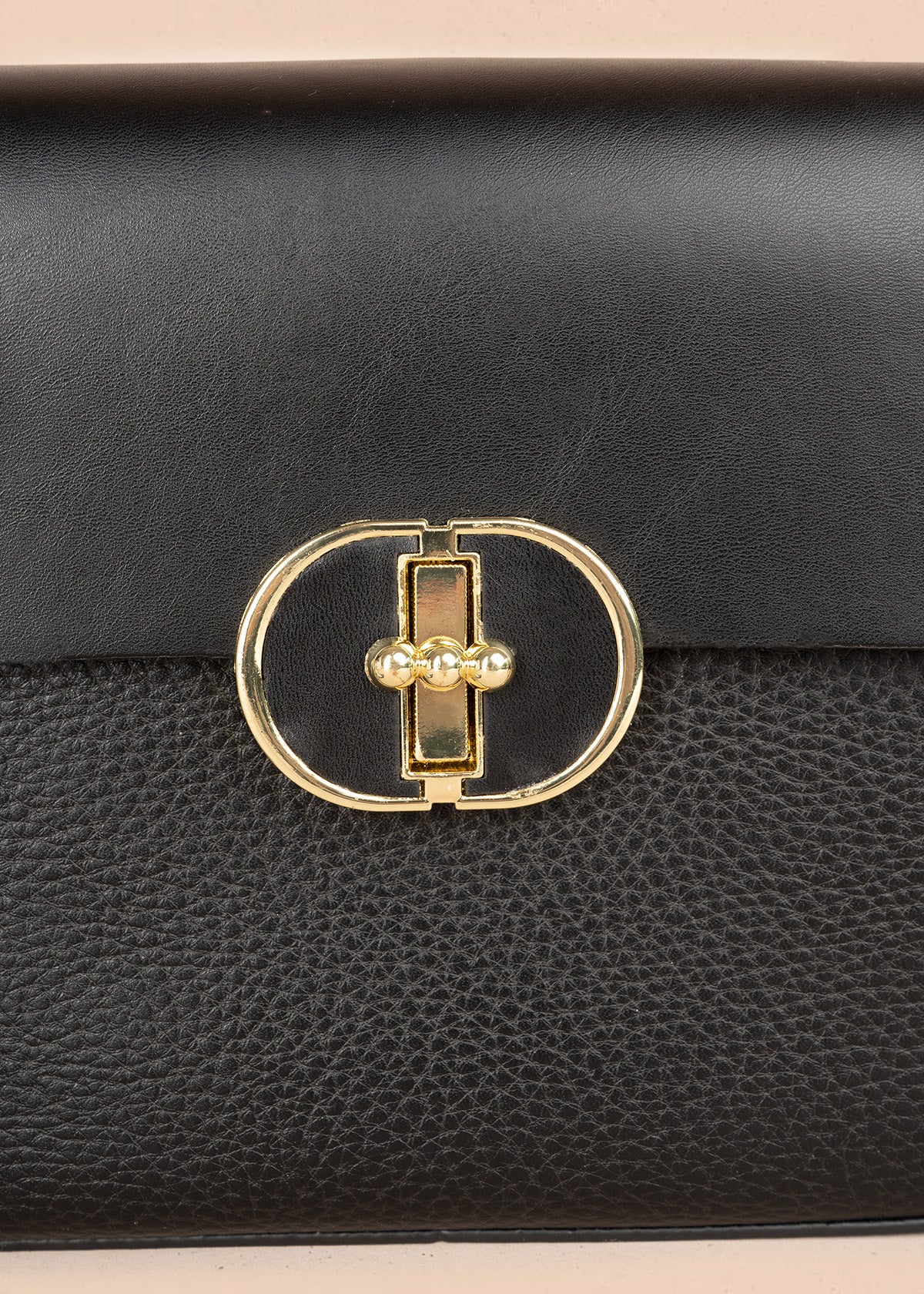 Bolso manos libres color negro con solapa lisa y pañoleta decorativa 106345