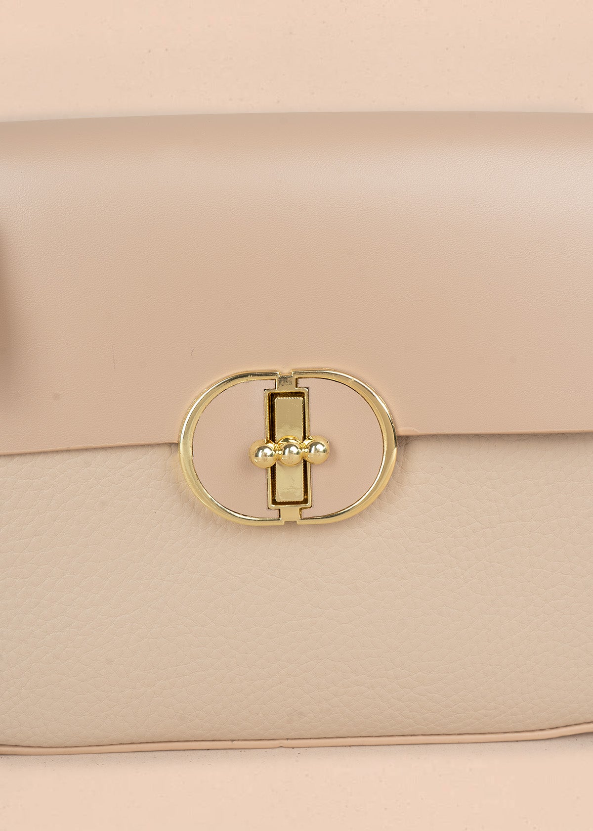Bolso manos libres color beige con solapa lisa y pañoleta decorativa 106345