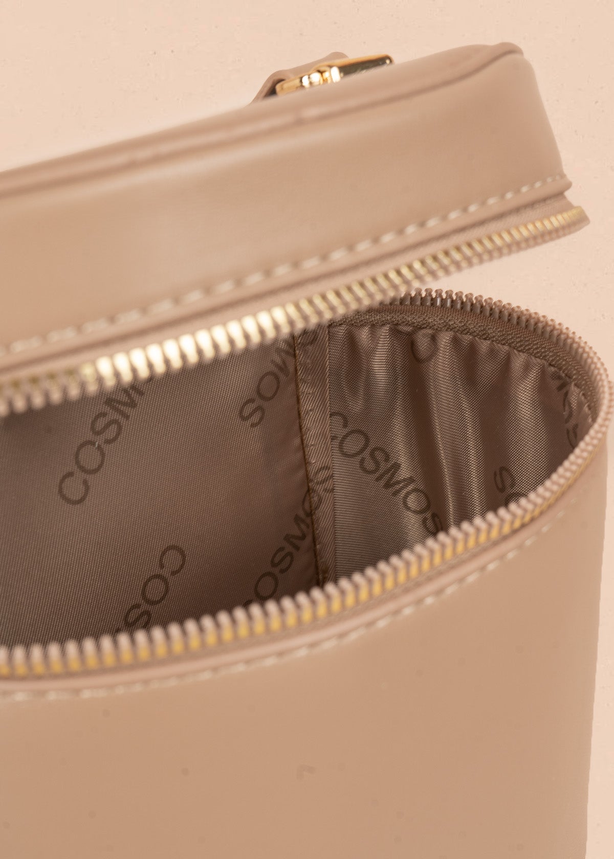 Bolso manos libres color moca diseño tipo mini baúl 106346