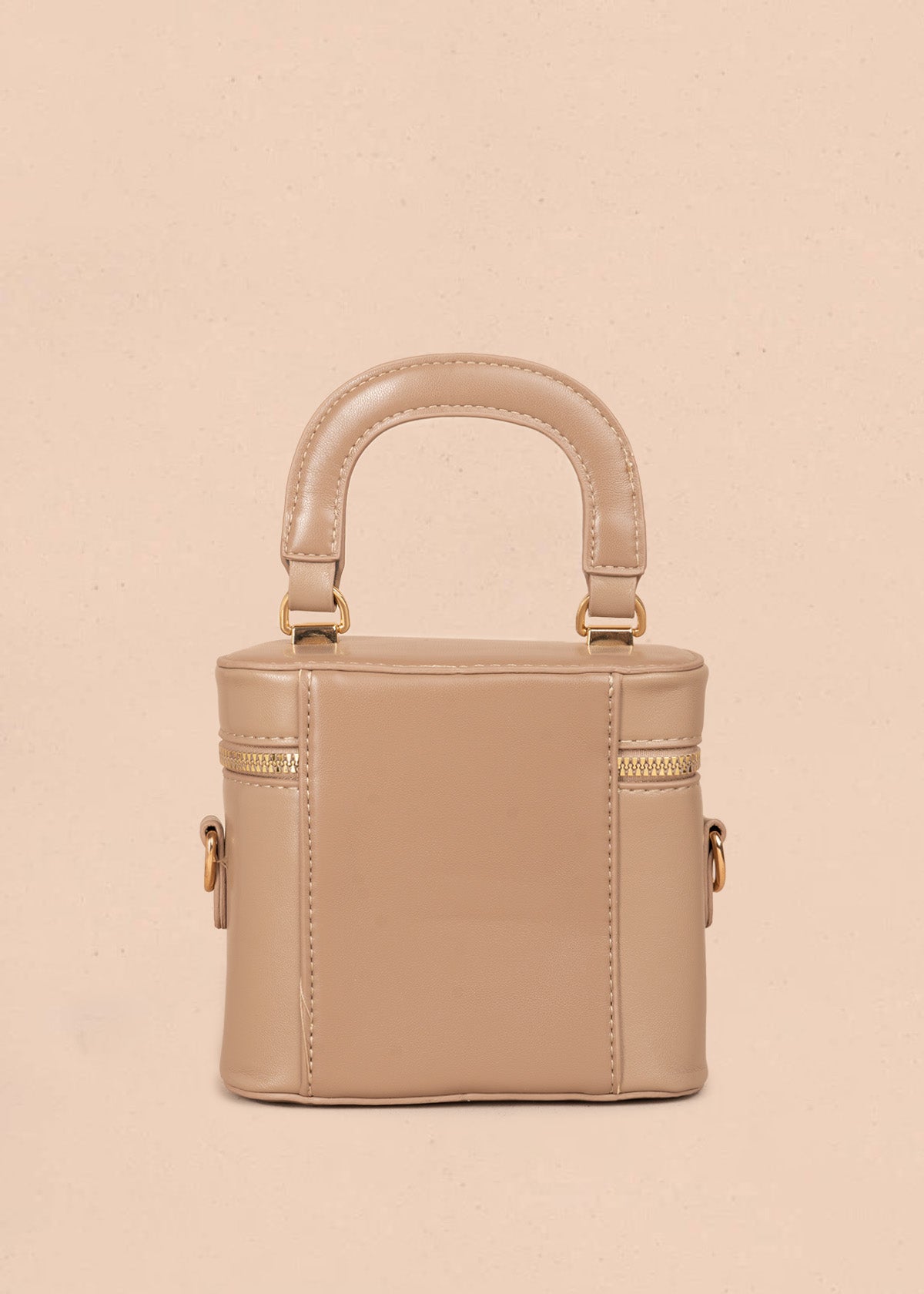 Bolso manos libres color moca diseño tipo mini baúl 106346
