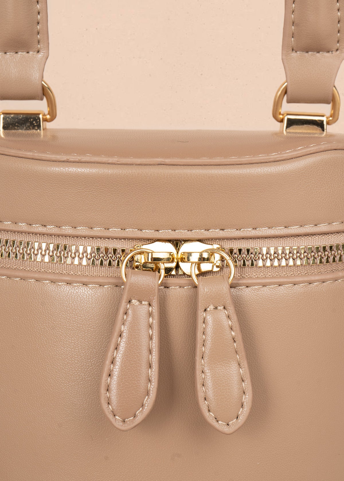Bolso manos libres color moca diseño tipo mini baúl 106346
