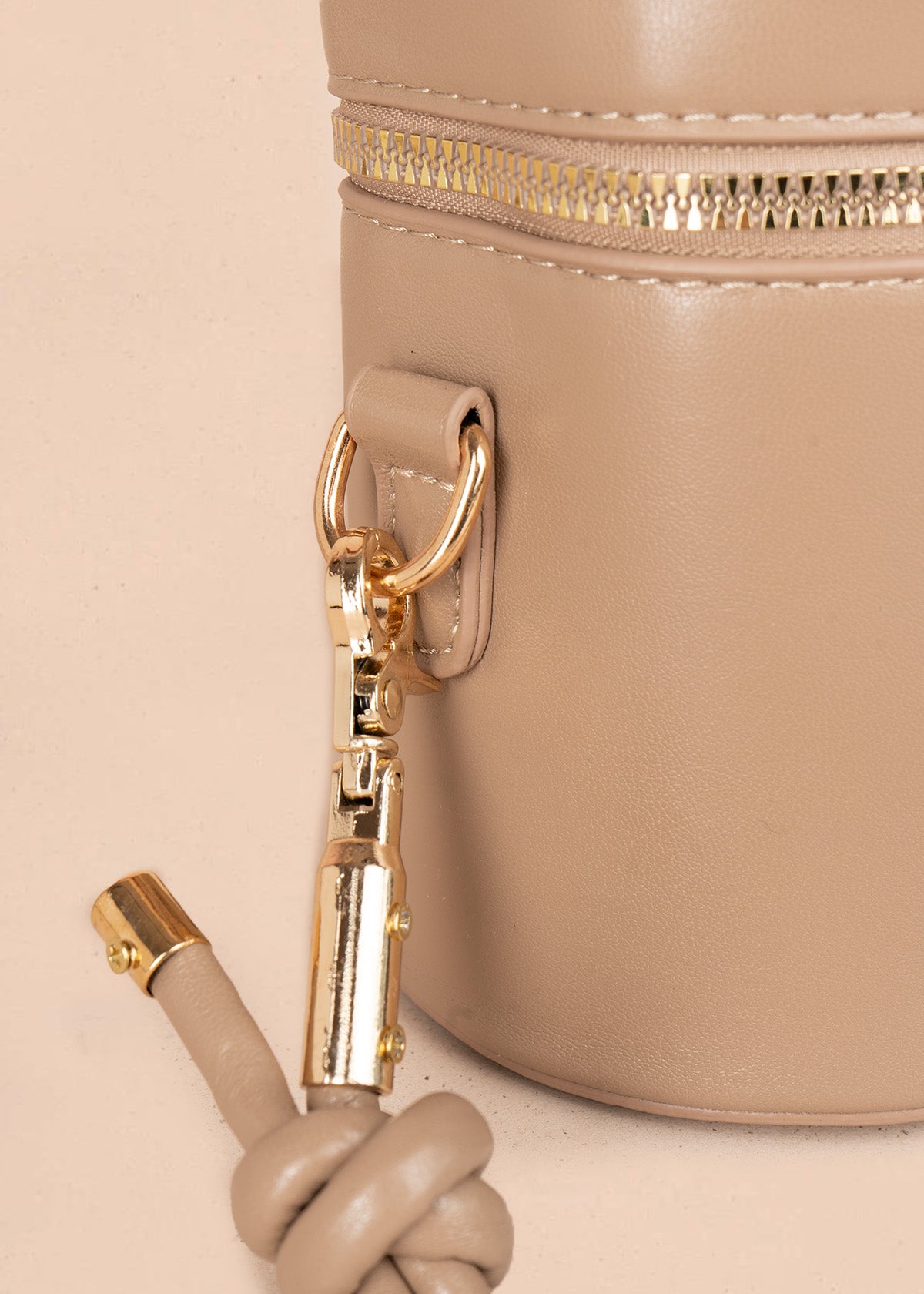 Bolso manos libres color moca diseño tipo mini baúl 106346