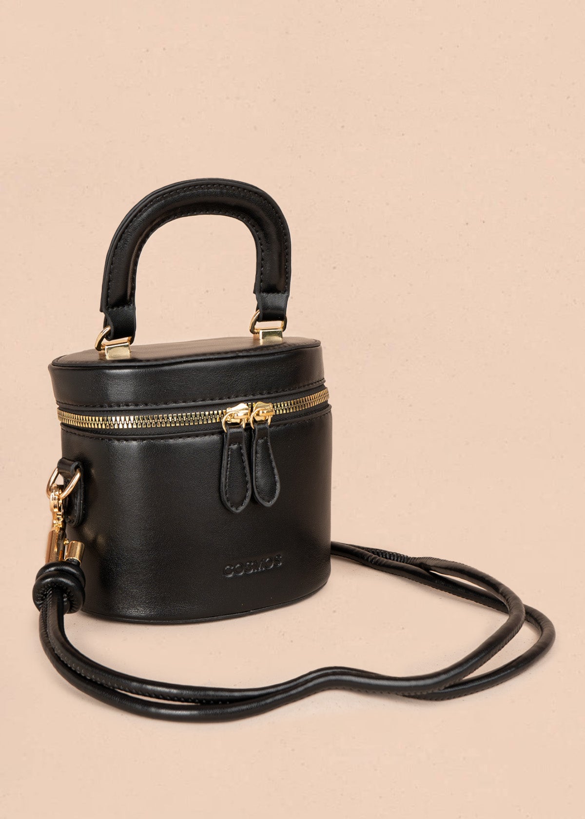 Bolso manos libres color negro diseño tipo mini baúl 106346