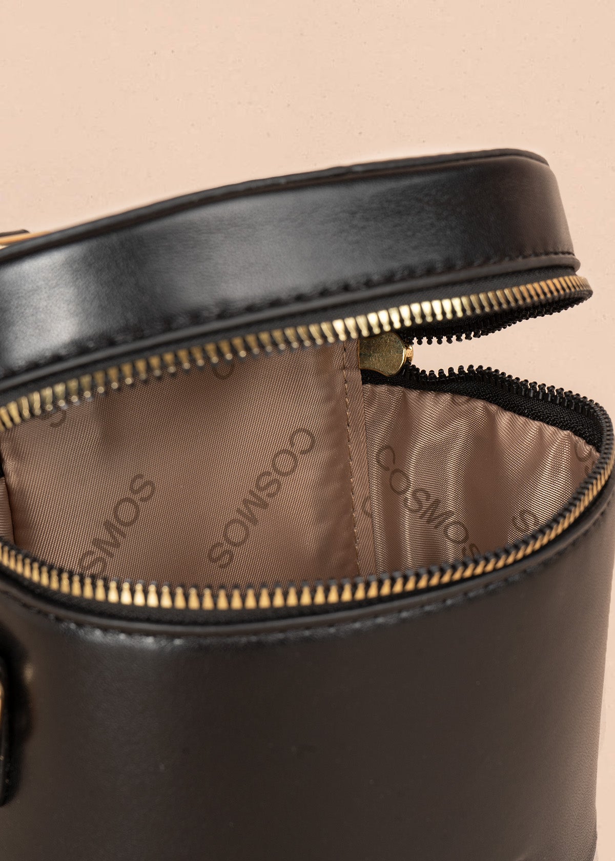Bolso manos libres color negro diseño tipo mini baúl 106346