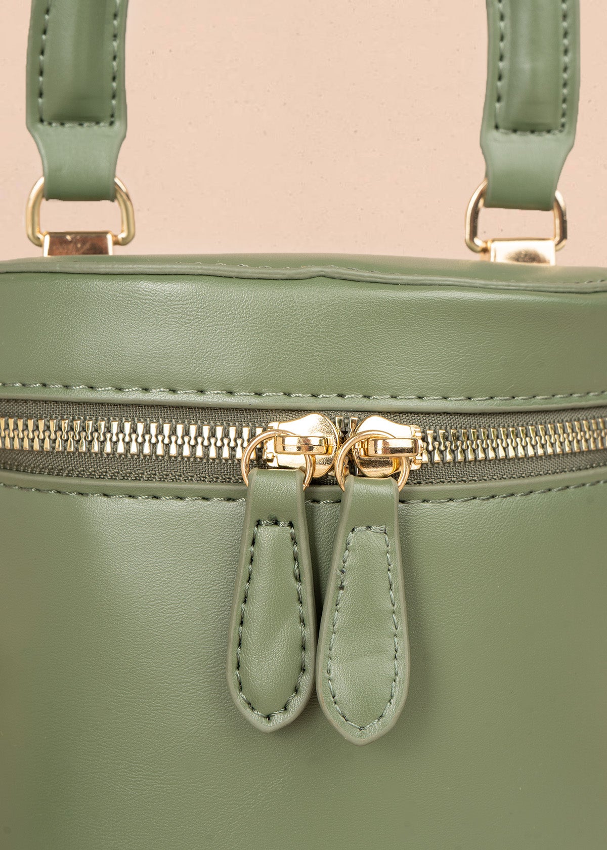 Bolso manos libres color verde diseño tipo mini baúl 106346