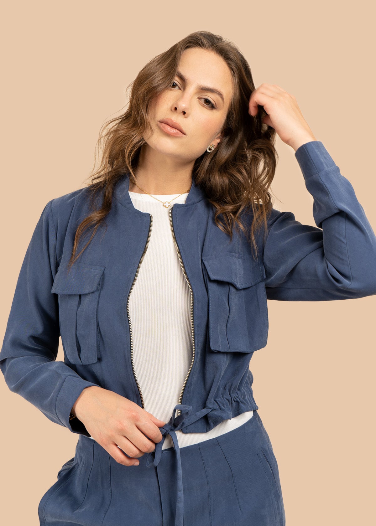 Chaqueta color azul estilo corto con lazo ajustable en cintura 106350