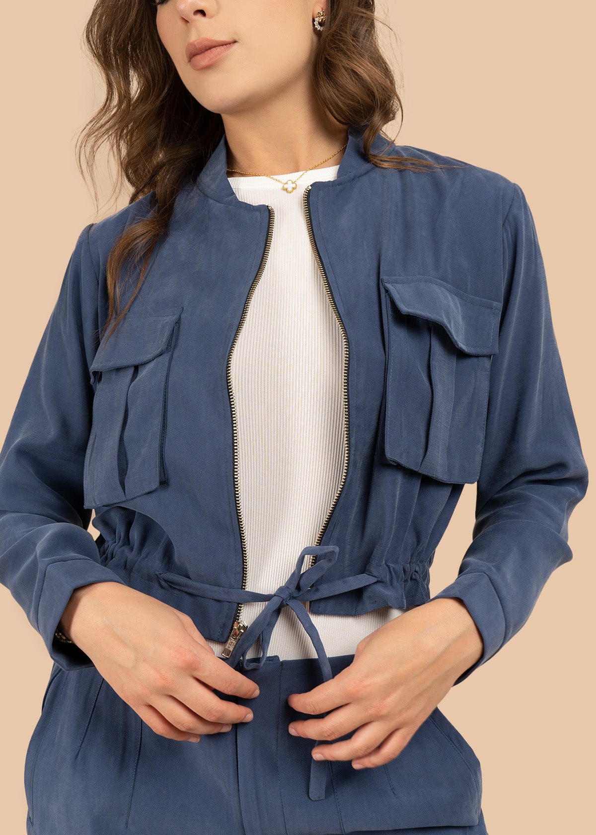 Chaqueta color azul estilo corto con lazo ajustable en cintura 106350