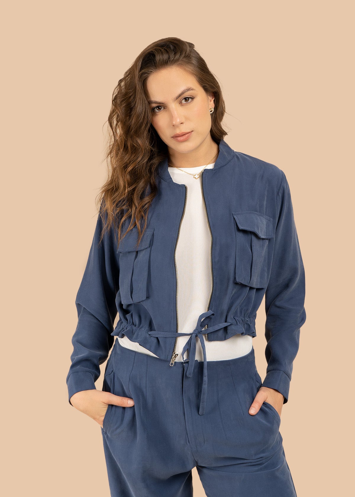 Chaqueta color azul estilo corto con lazo ajustable en cintura 106350