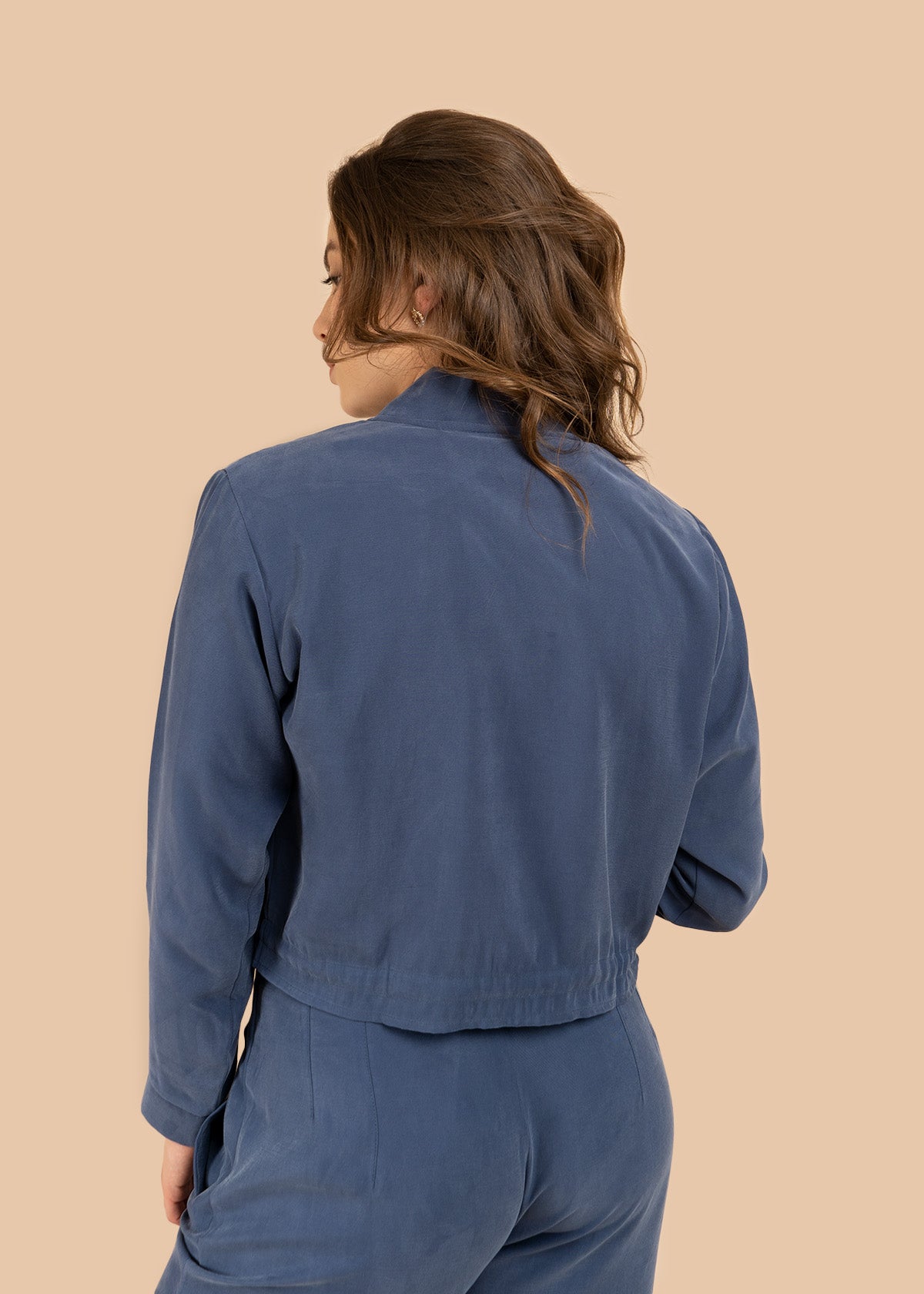 Chaqueta color azul estilo corto con lazo ajustable en cintura 106350