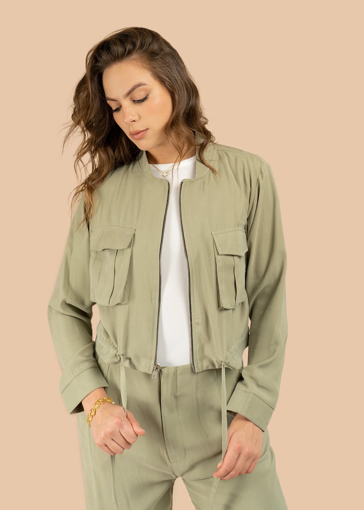 Chaqueta color verde estilo corto con lazo ajustable en cintura 106350