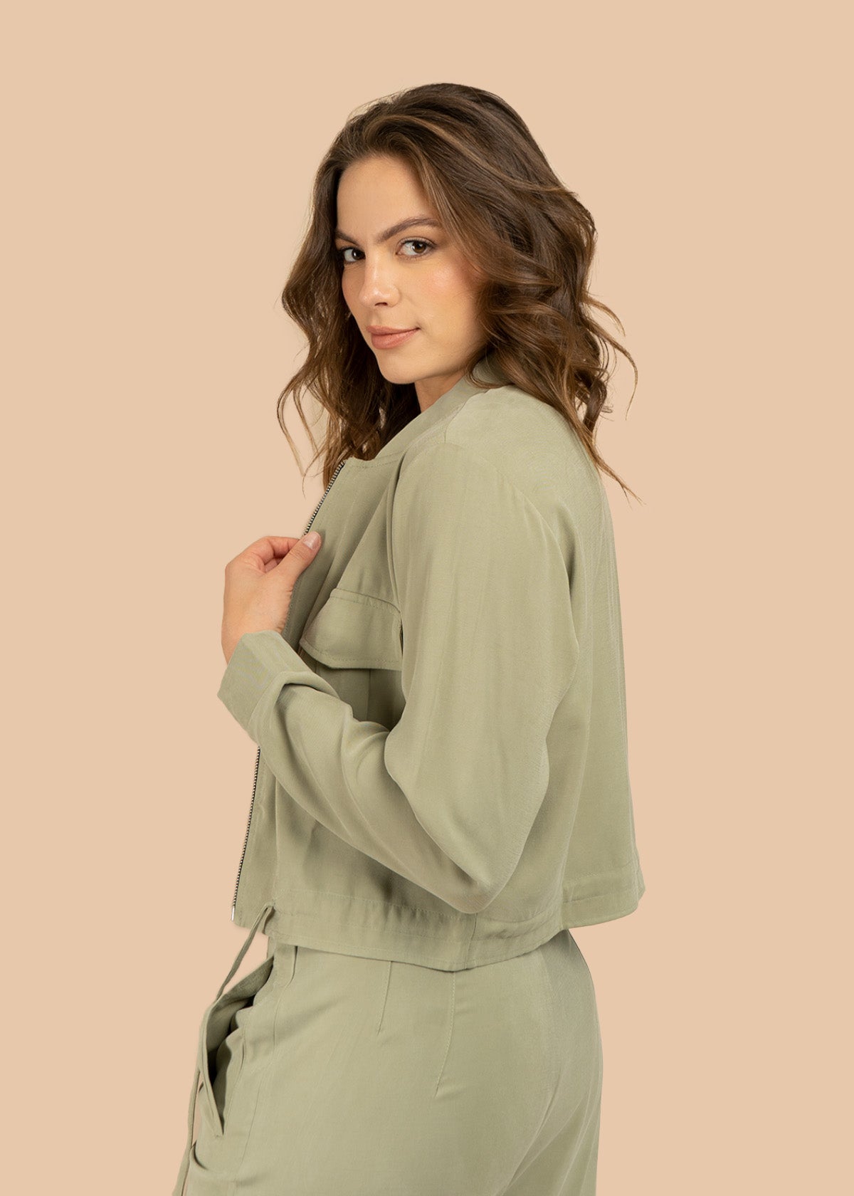 Chaqueta color verde estilo corto con lazo ajustable en cintura 106350