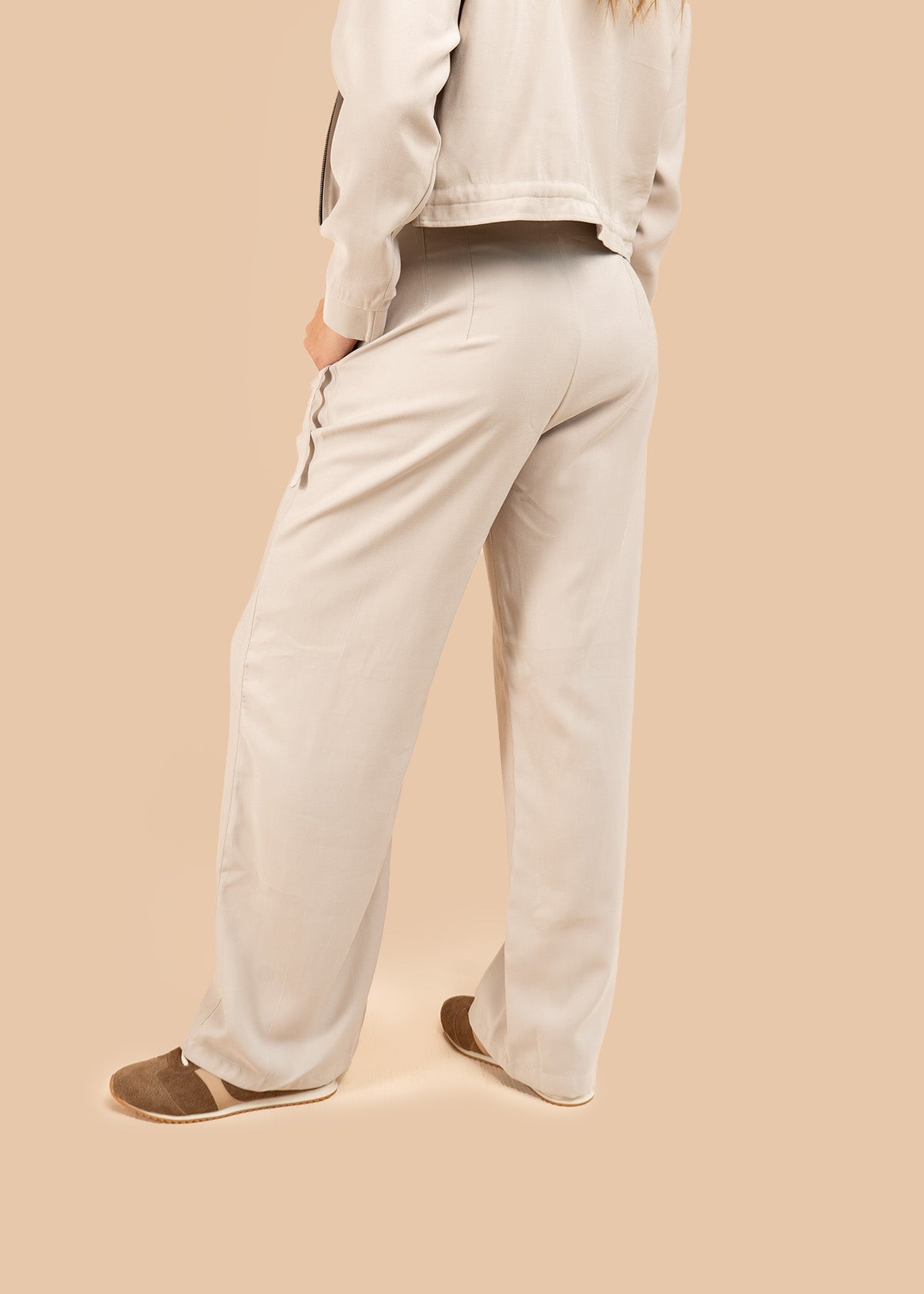 Pantalón color caqui bota recta 106351