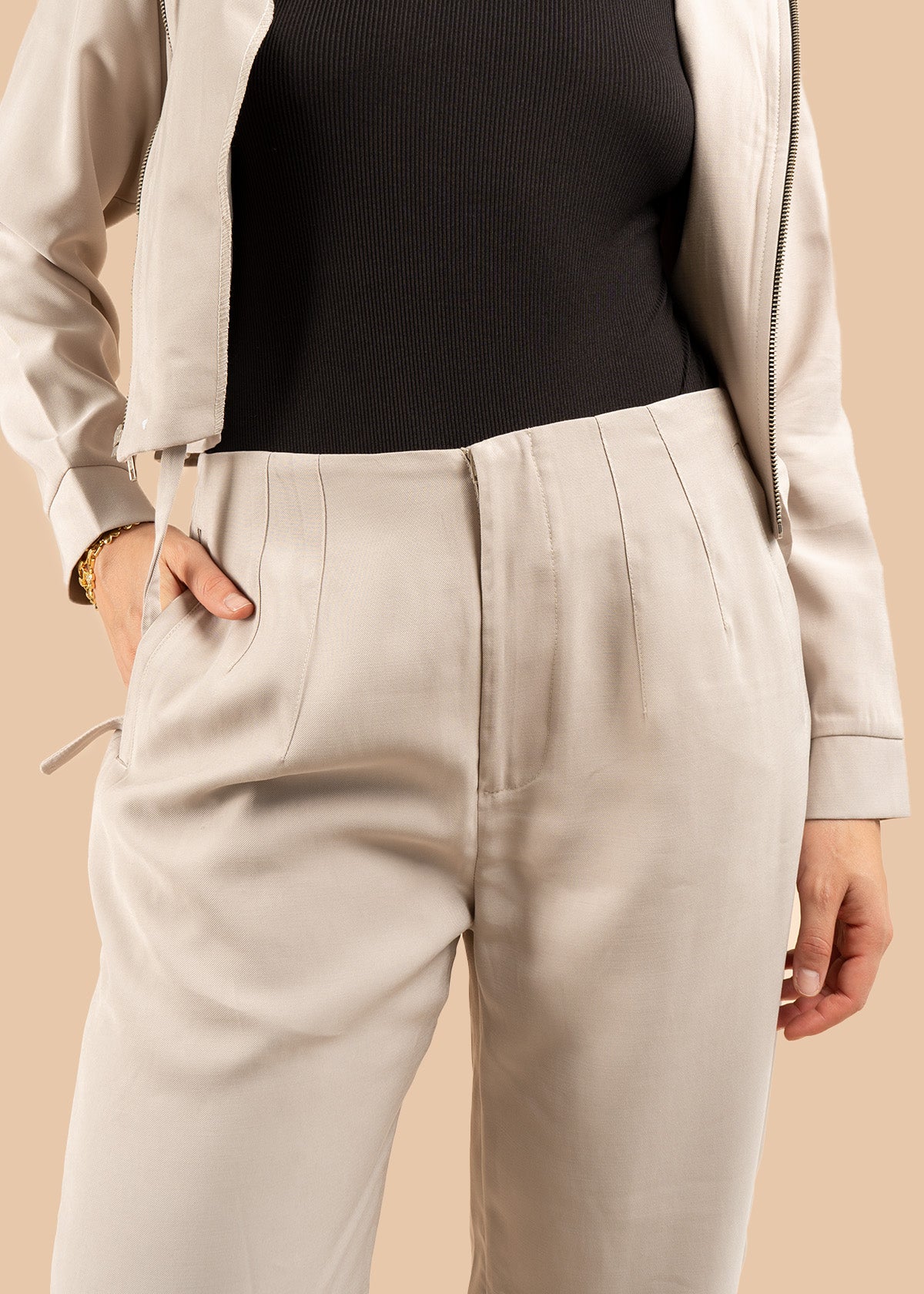 Pantalón color caqui bota recta 106351