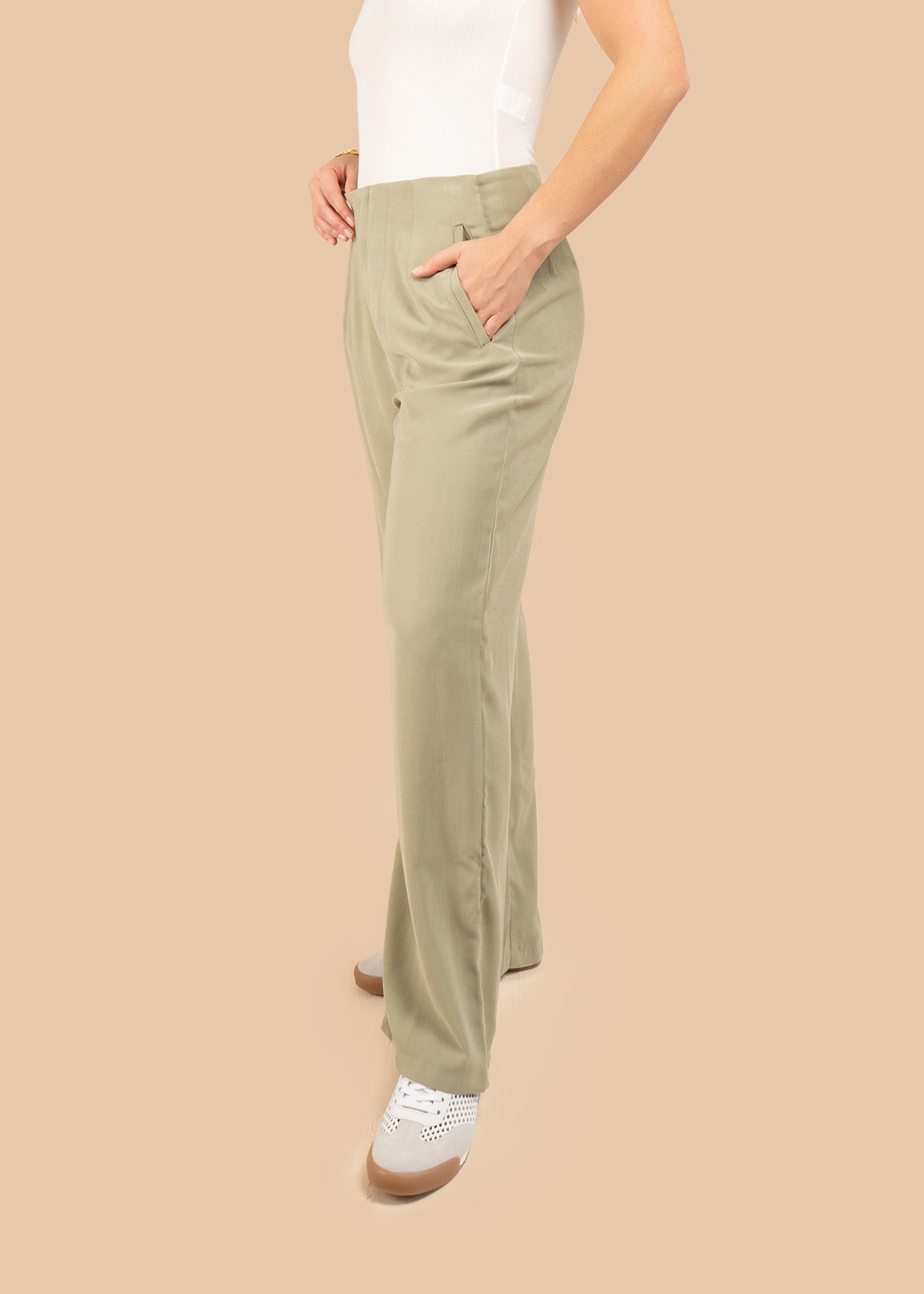 Pantalón color verde bota recta 106351