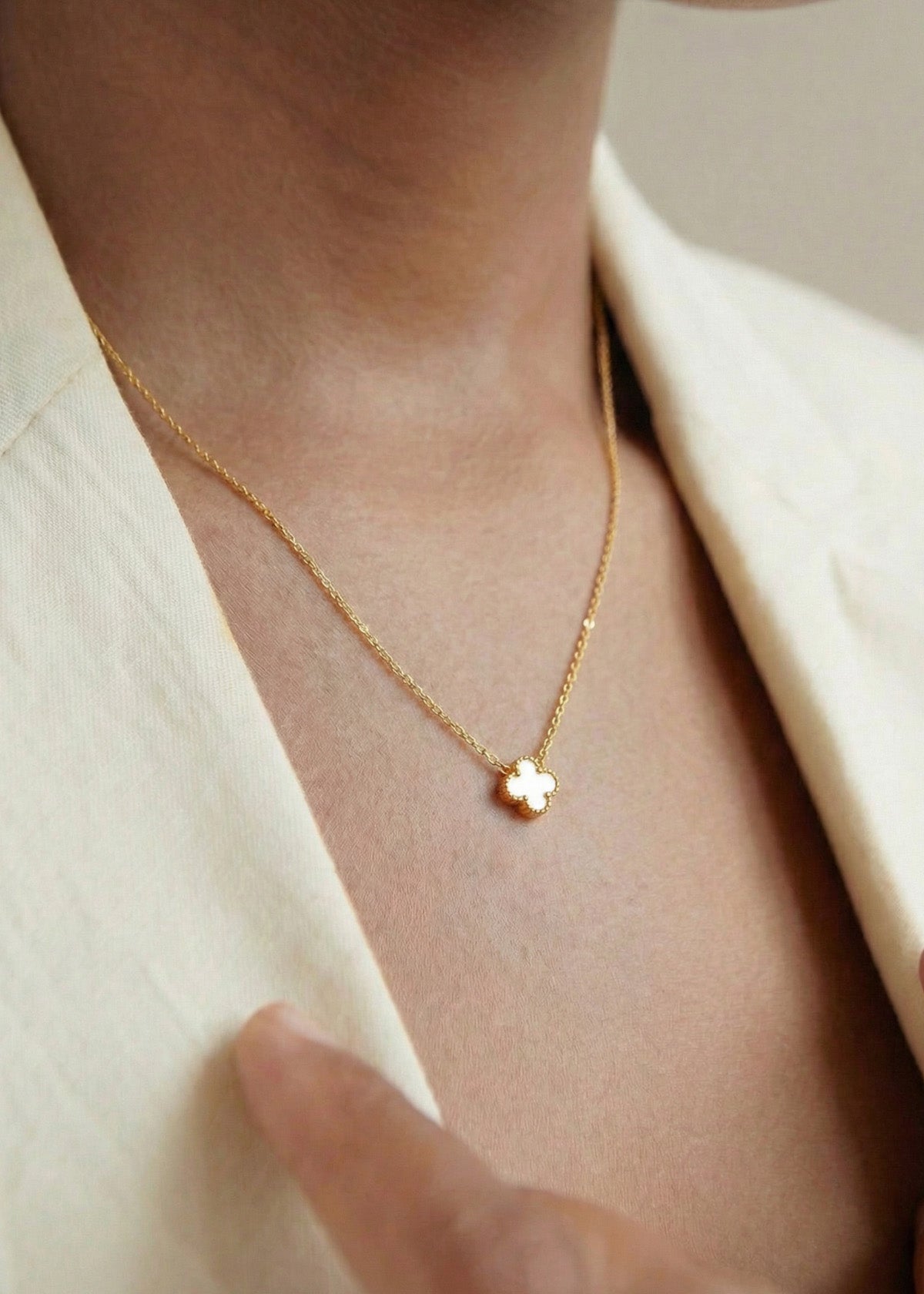 Set collar + aretes de trébol mini color blanco 106354