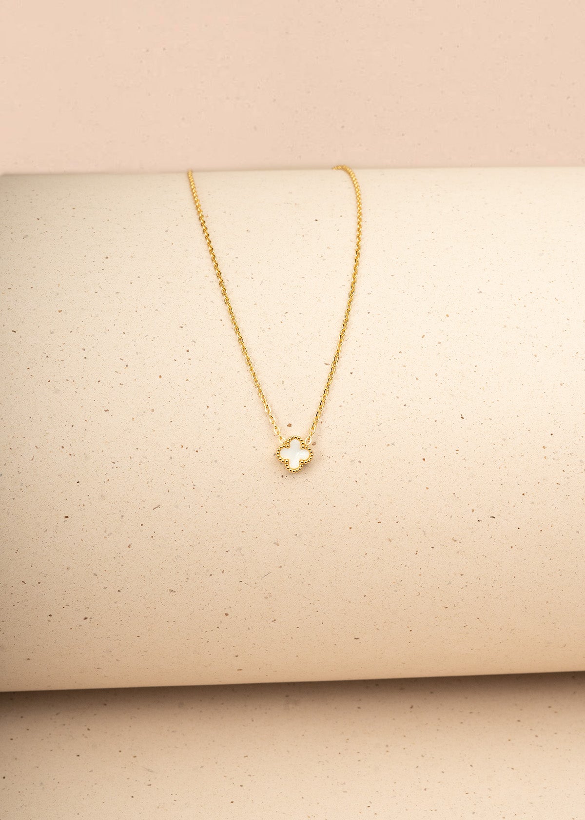 Set collar + aretes de trébol mini color blanco 106354