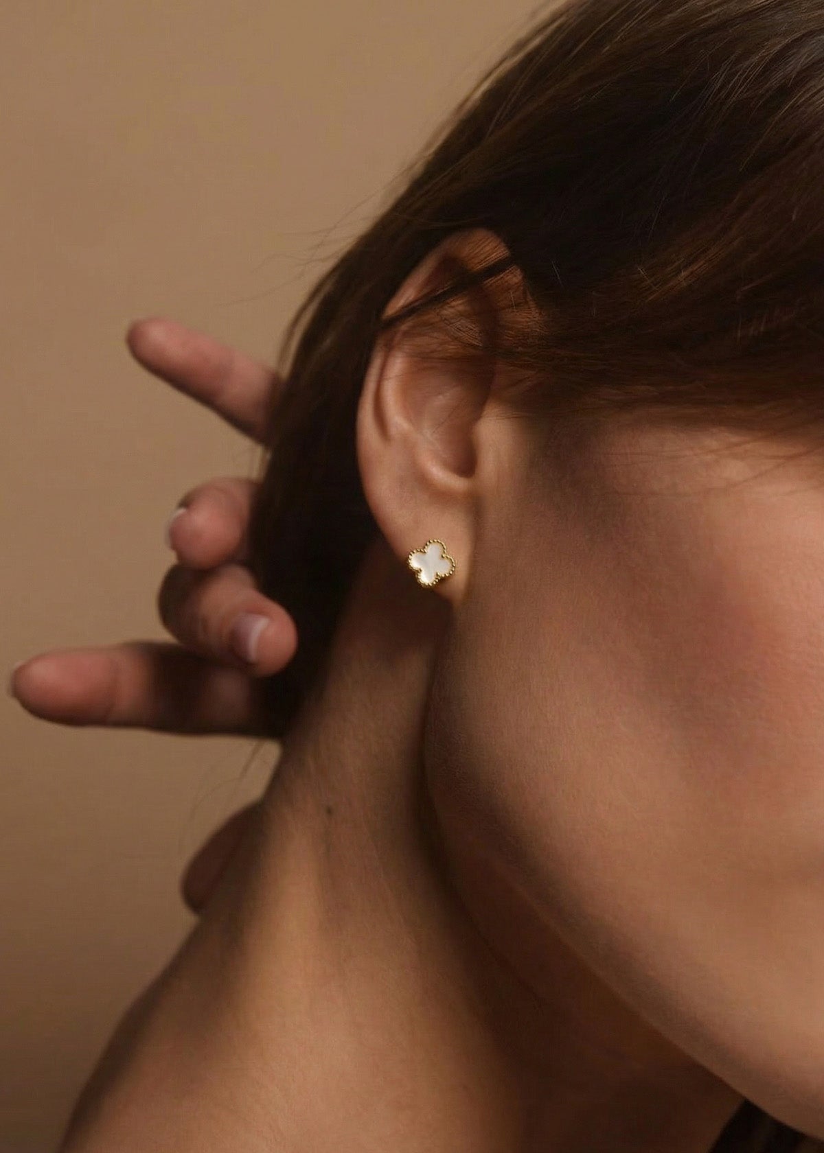 Set collar + aretes de trébol mini color blanco 106354