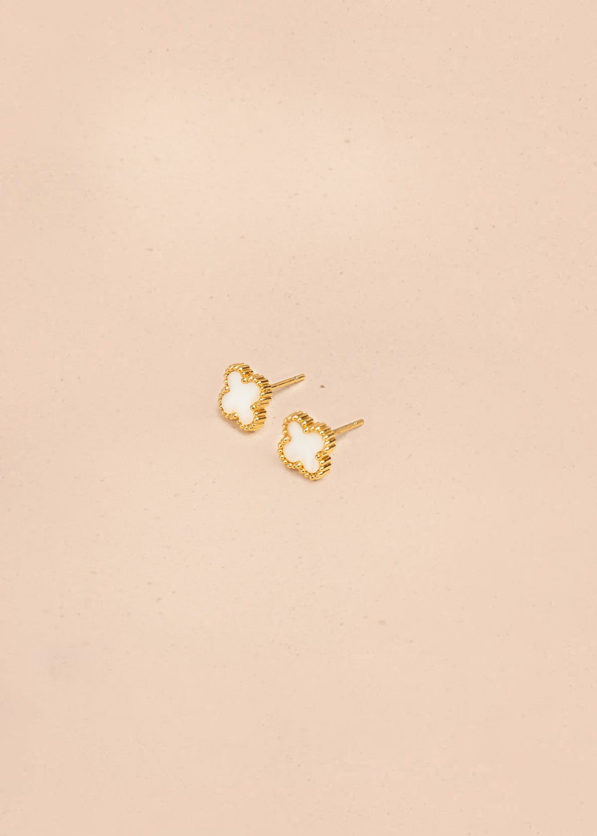 Set collar + aretes de trébol mini color blanco 106354