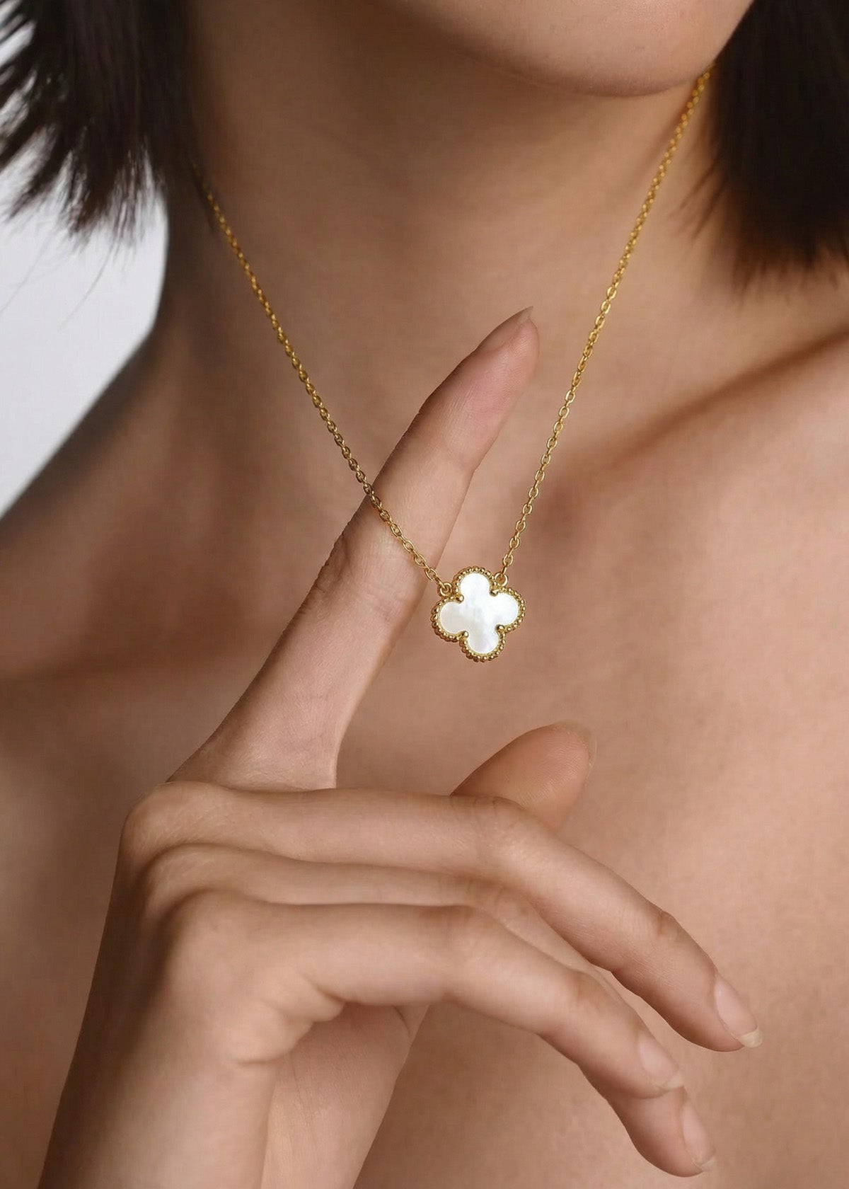 Set collar + aretes de trébol midi color blanco 106356