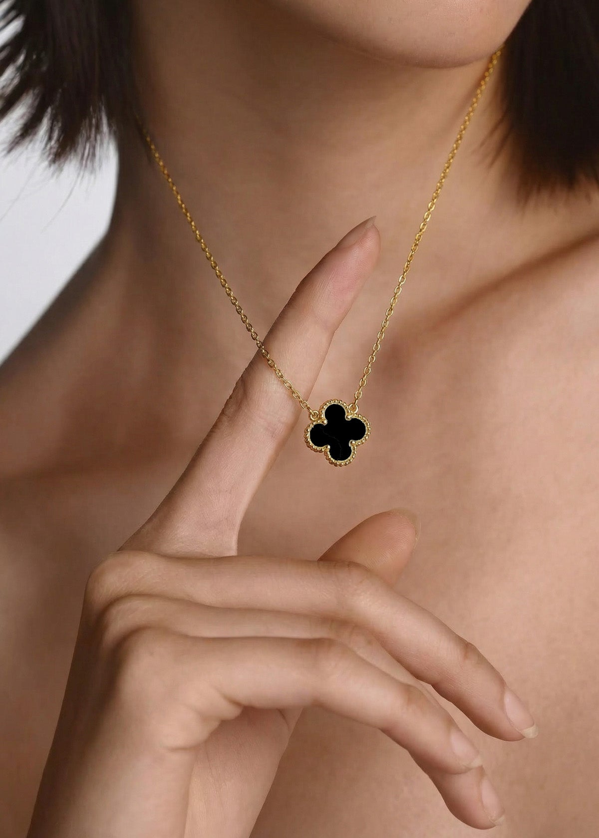 Set collar + aretes de trébol midi color negro 106356