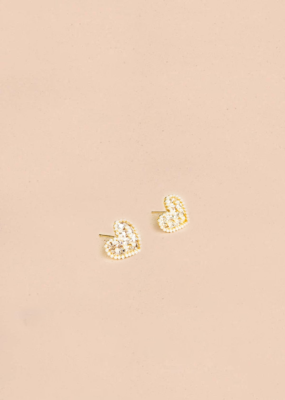 Aretes color dorado en corazón con perlas 106360