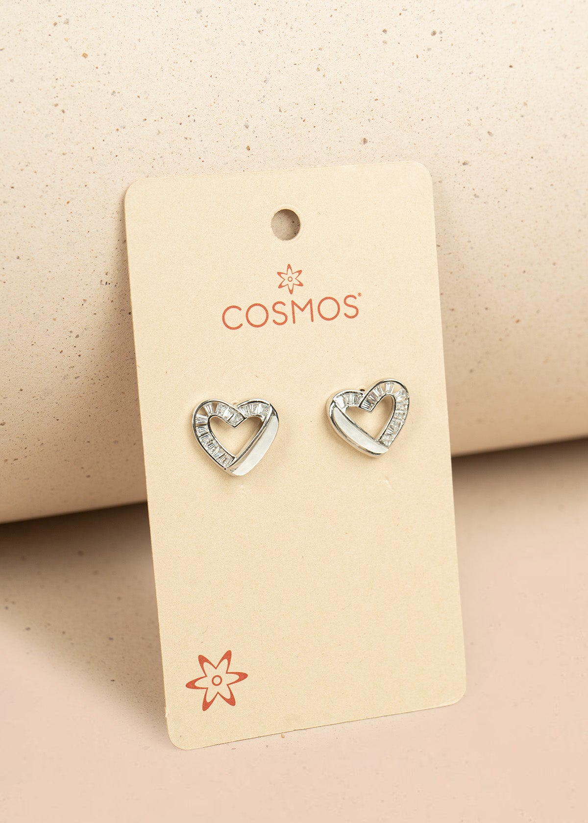 Aretes color plata en forma de corazón 106365
