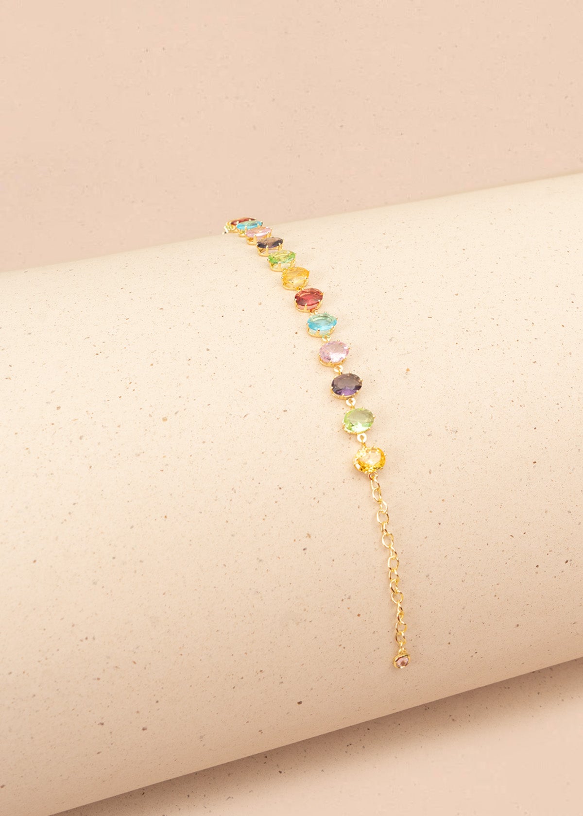 Pulsera con cristales multicolor y cadena dorada 106373