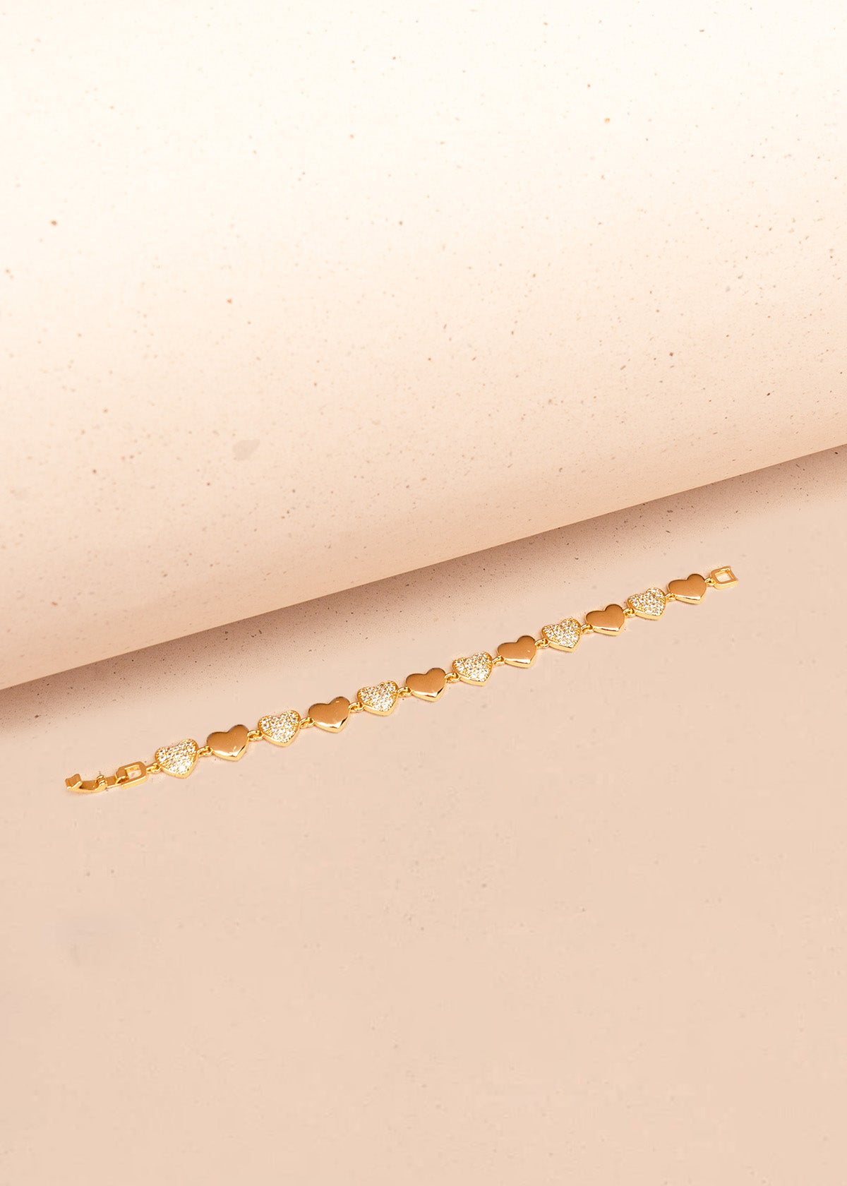 Pulsera color dorado con dijes de corazón 106374