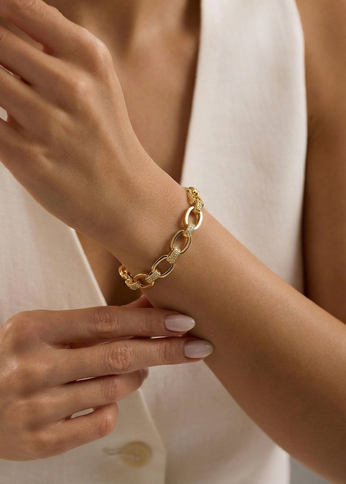 Pulsera color dorado de eslabones y detalles brillantes 106375