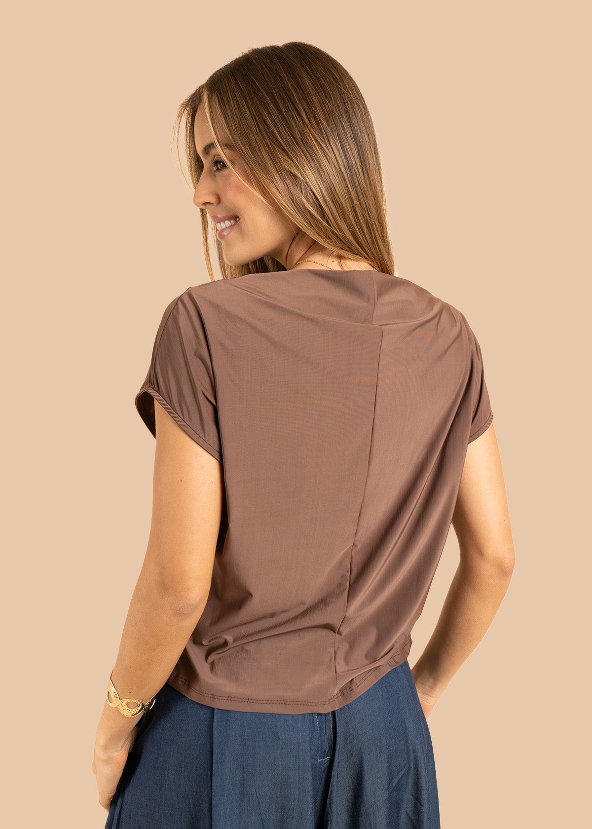 Blusa color chocolate con acabado suave y cuello amplio 106382