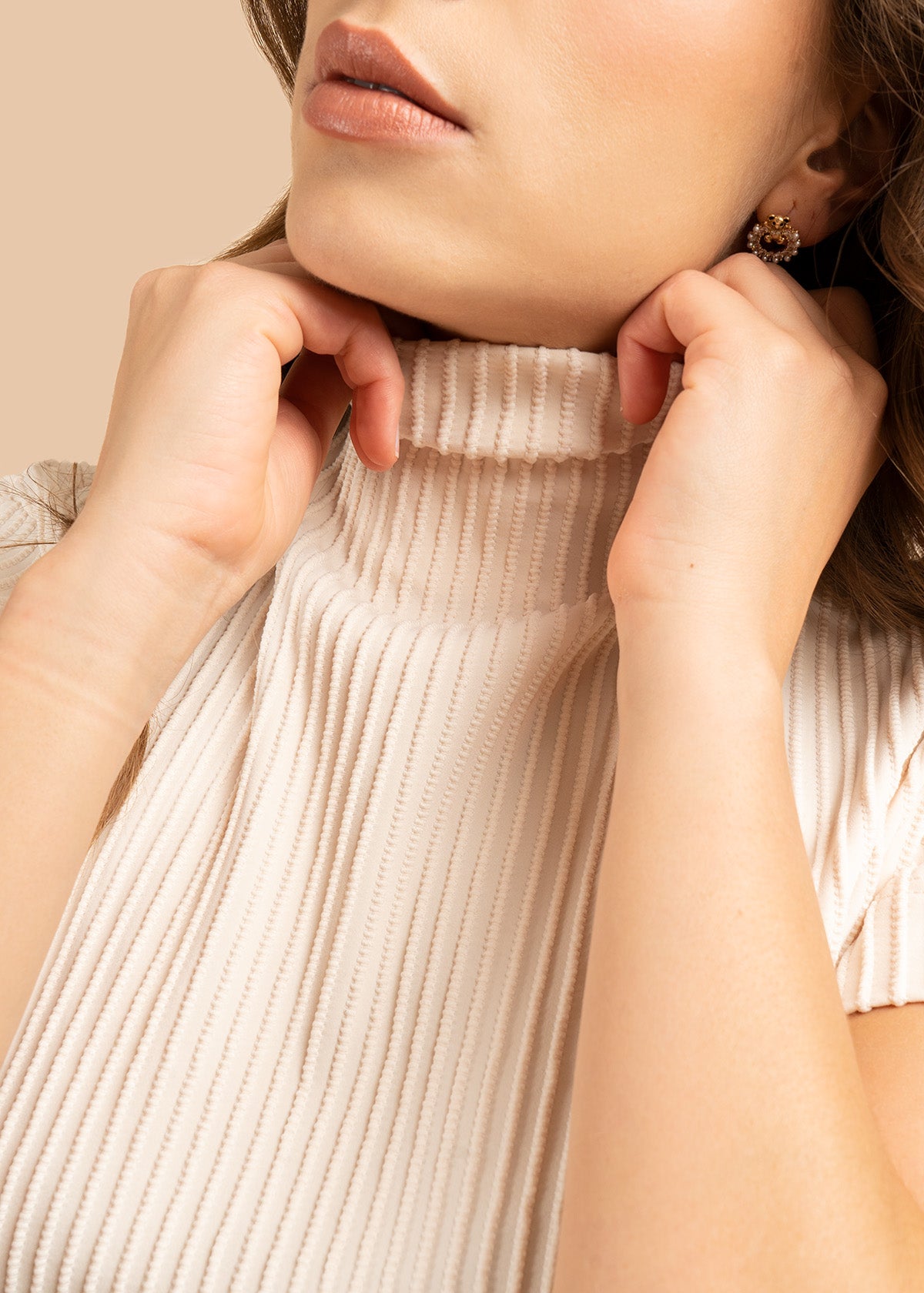 Blusa color beige con tejido acanalado y cuello alto 106384