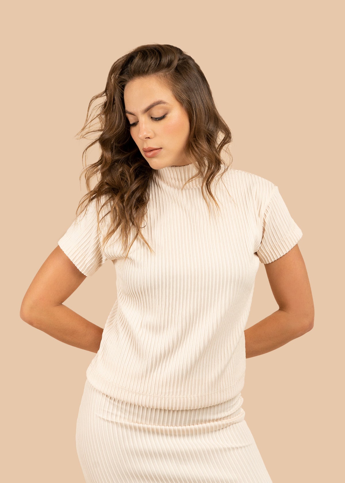 Blusa color beige con tejido acanalado y cuello alto 106384