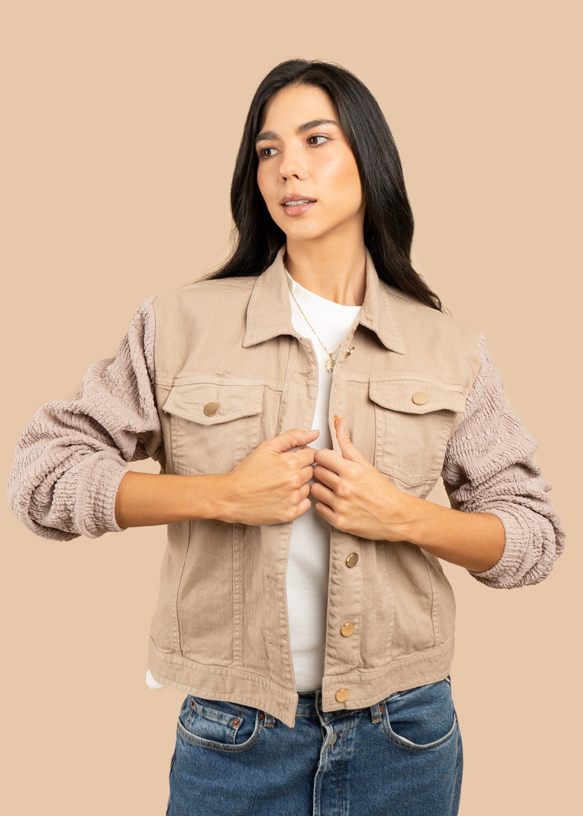 Chaqueta color beige con mangas texturizadas 106385