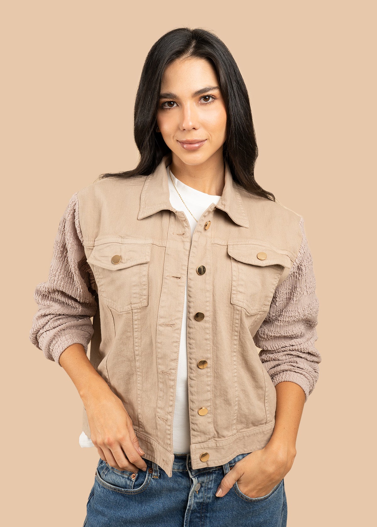 Chaqueta color beige con mangas texturizadas 106385