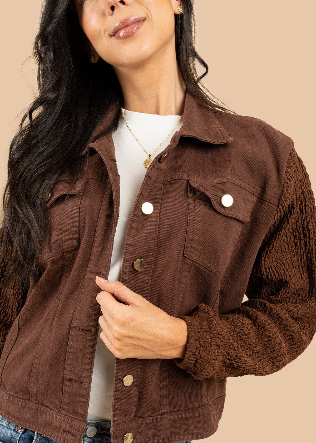 Chaqueta color chocolate con mangas texturizadas 106385