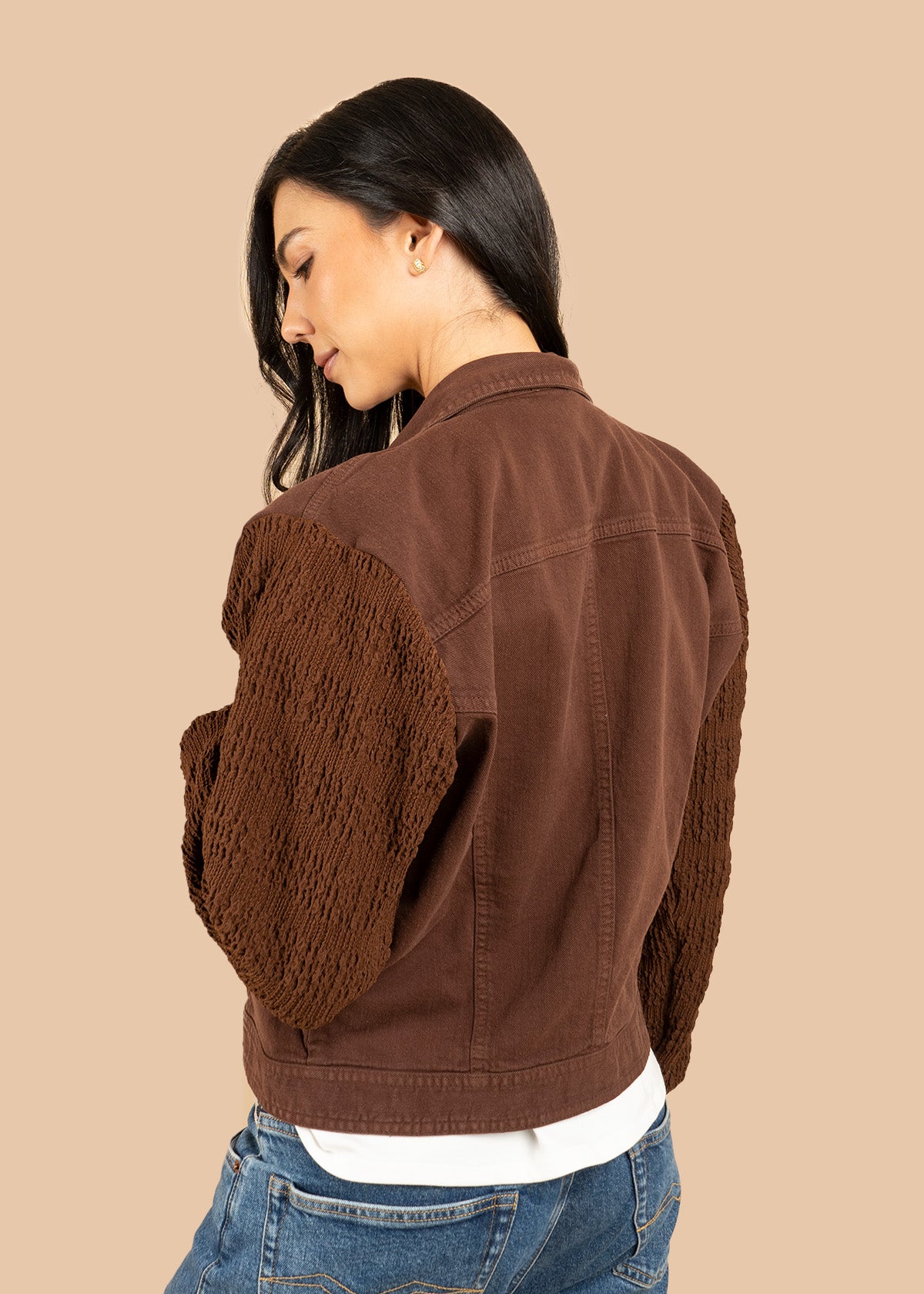 Chaqueta color chocolate con mangas texturizadas 106385