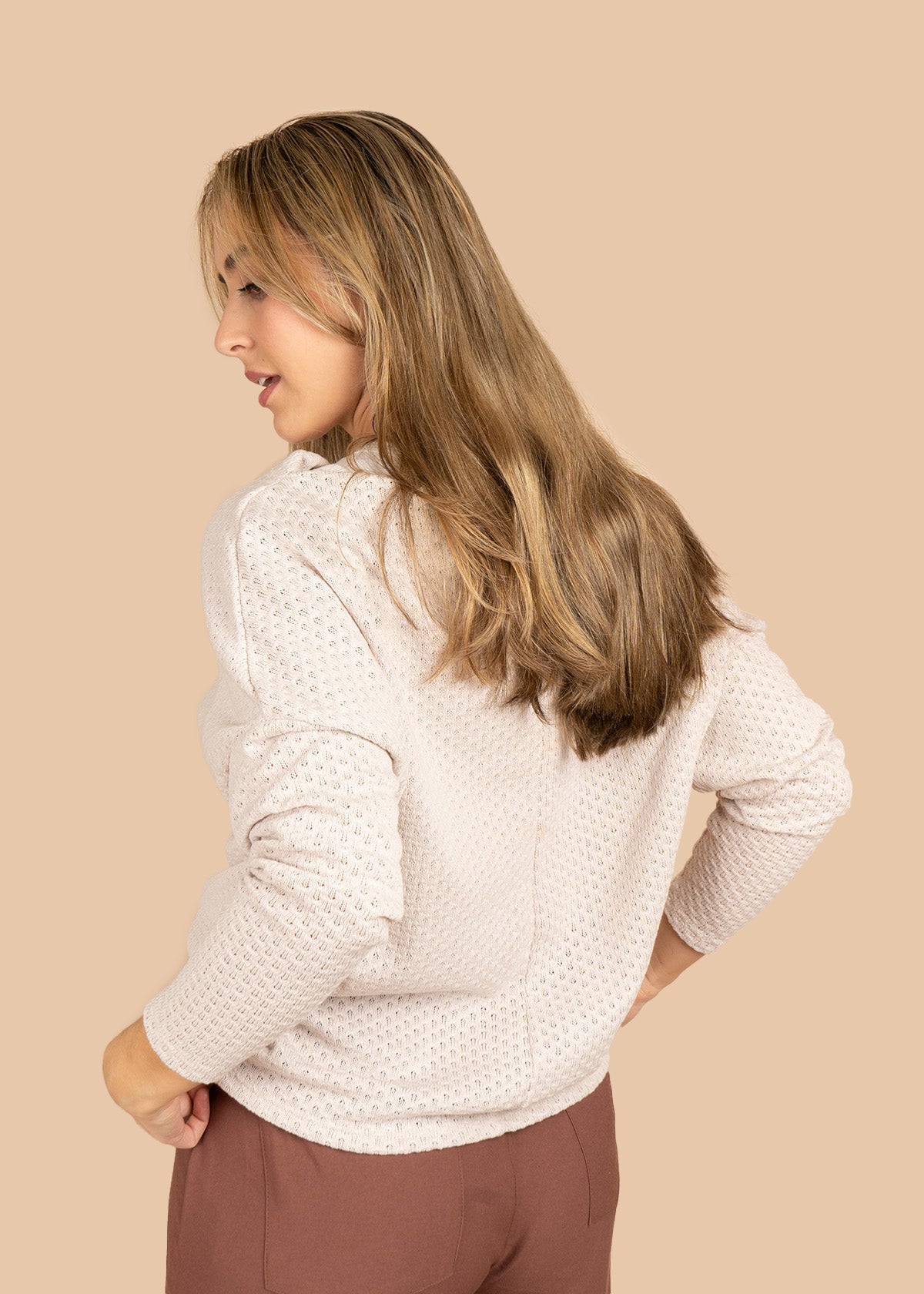 Blusa color beige tejida y manga larga 106389